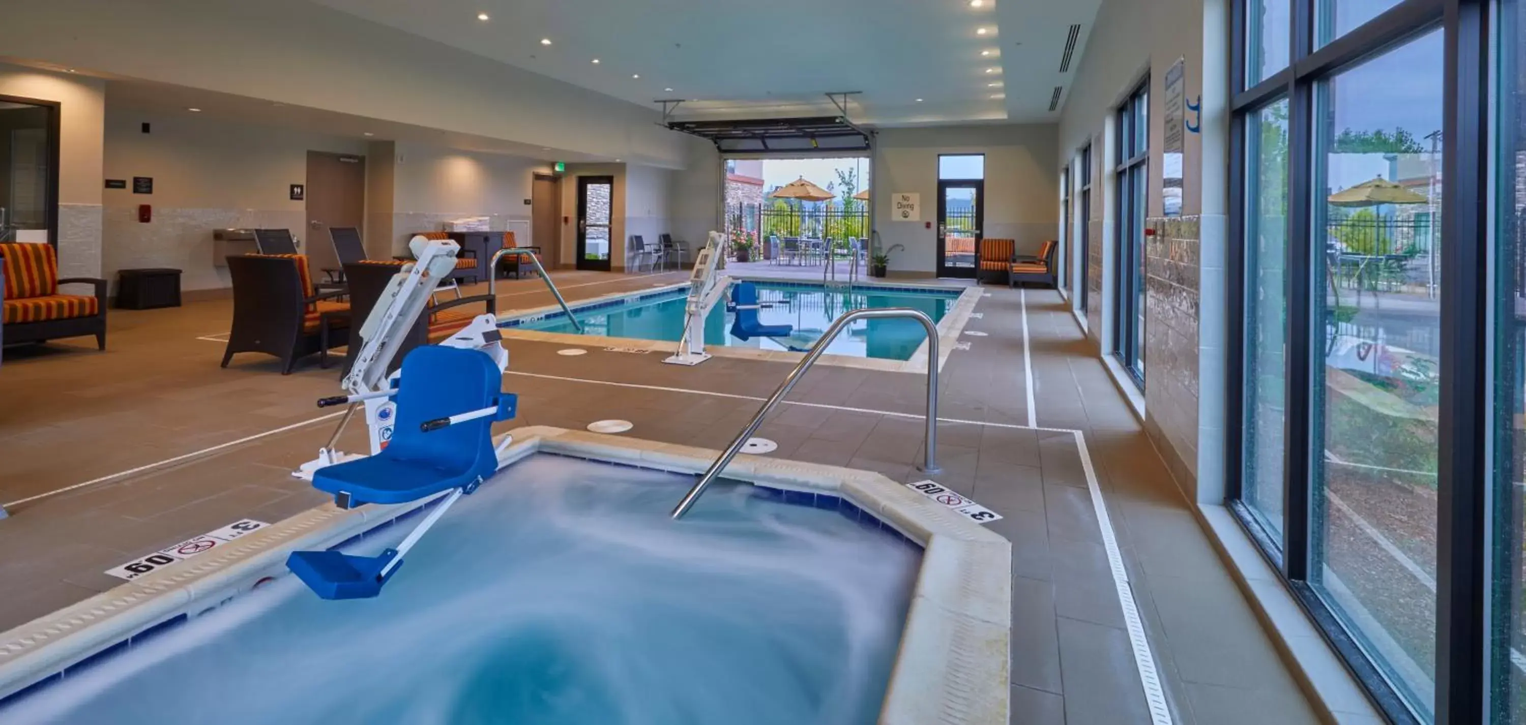Hot Tub, Swimming Pool in Hampton Inn & Suites Roseburg
