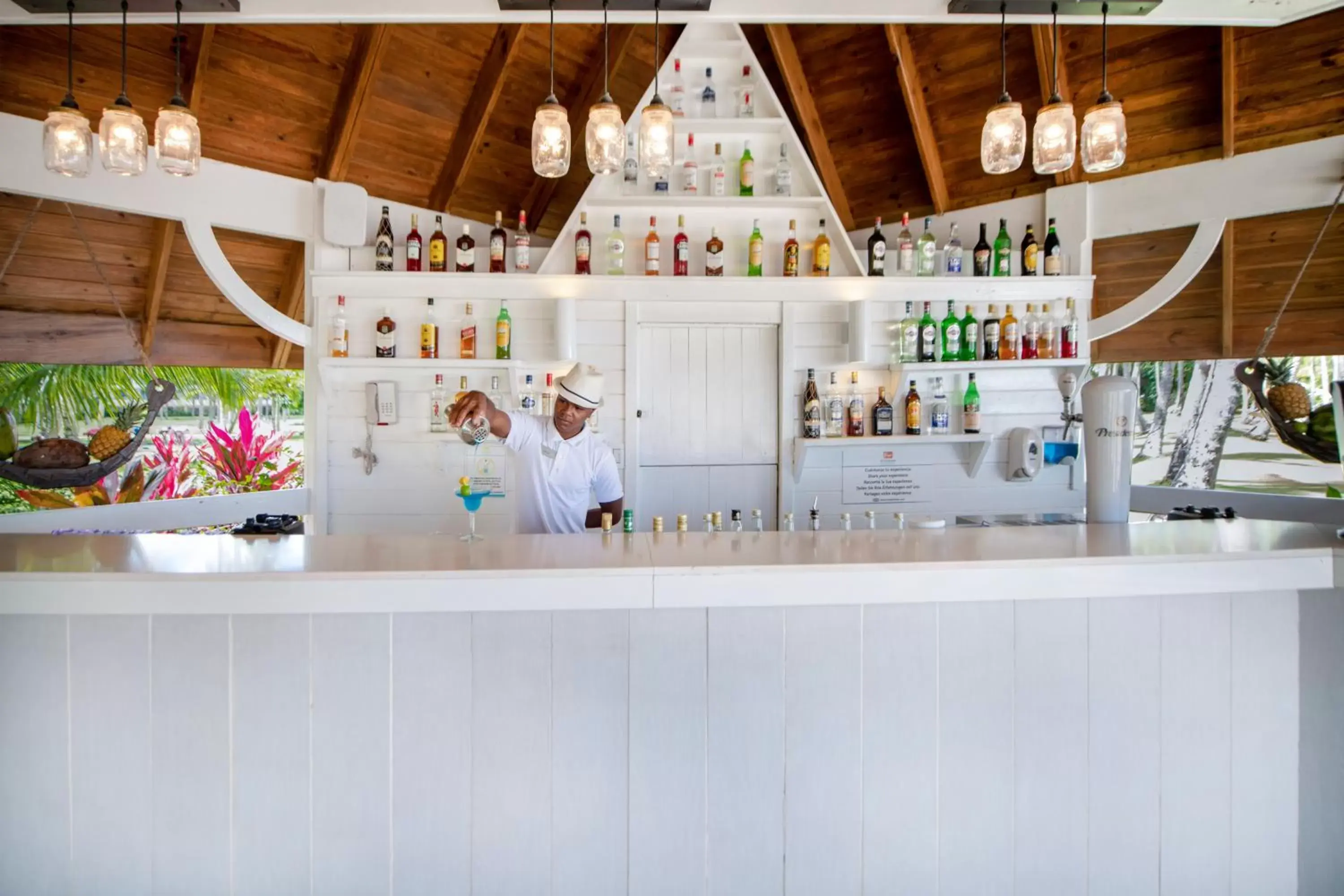 Lounge or bar in Viva V Samana by Wyndham, A Trademark Adults All Inclusive