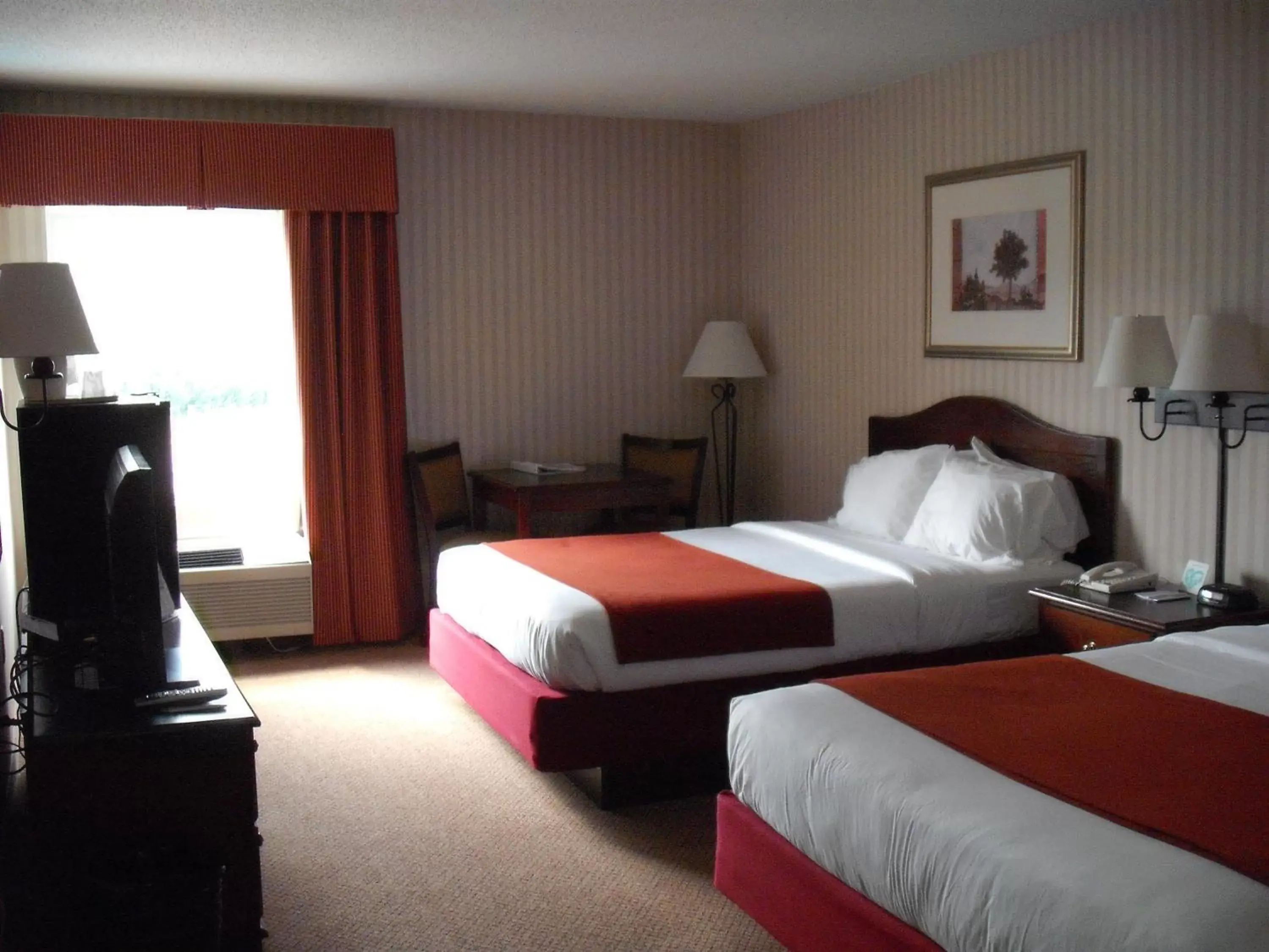 Photo of the whole room, Bed in Mountain Inn & Suites