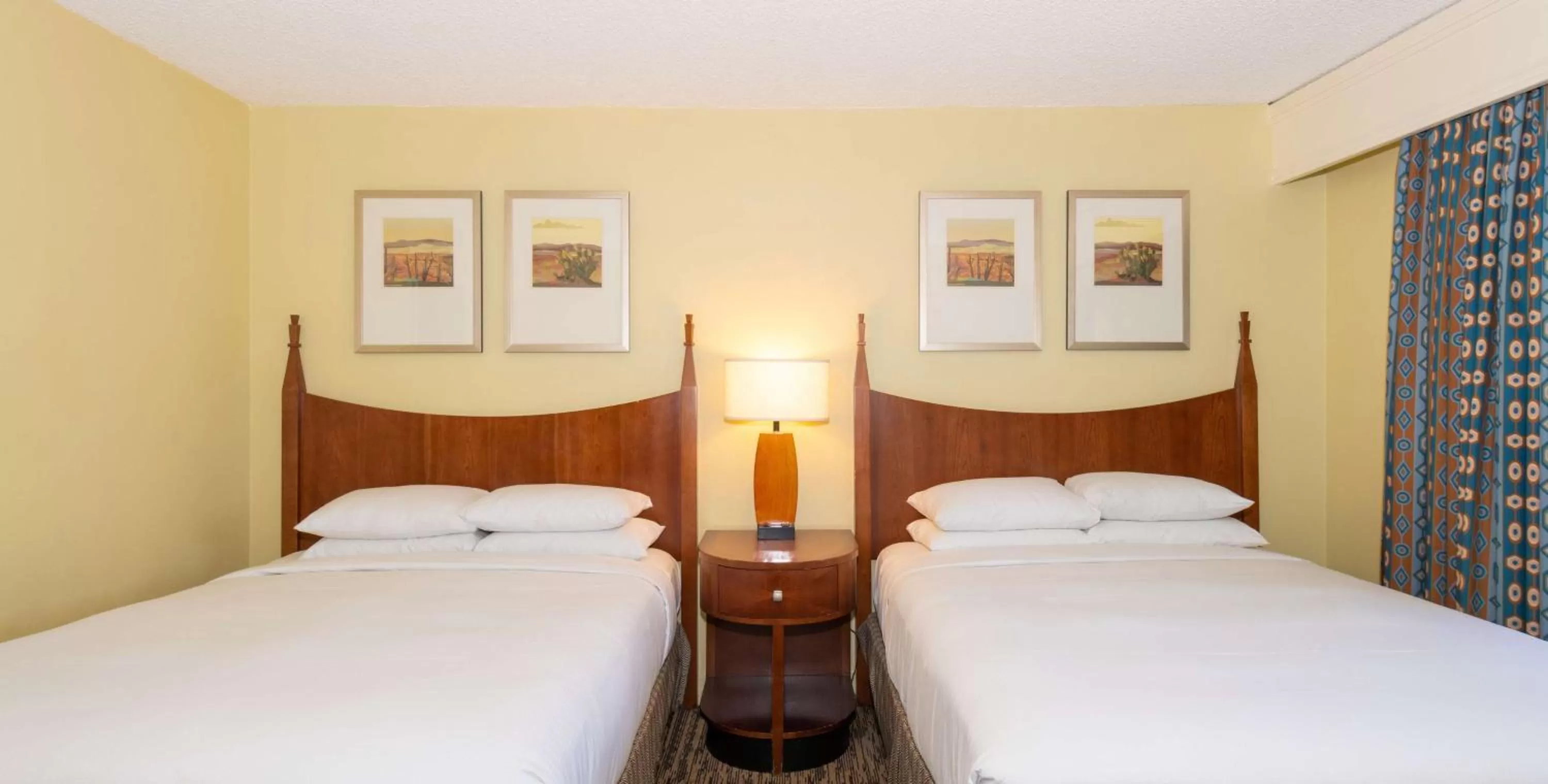 Bed in Hilton Phoenix Resort at the Peak