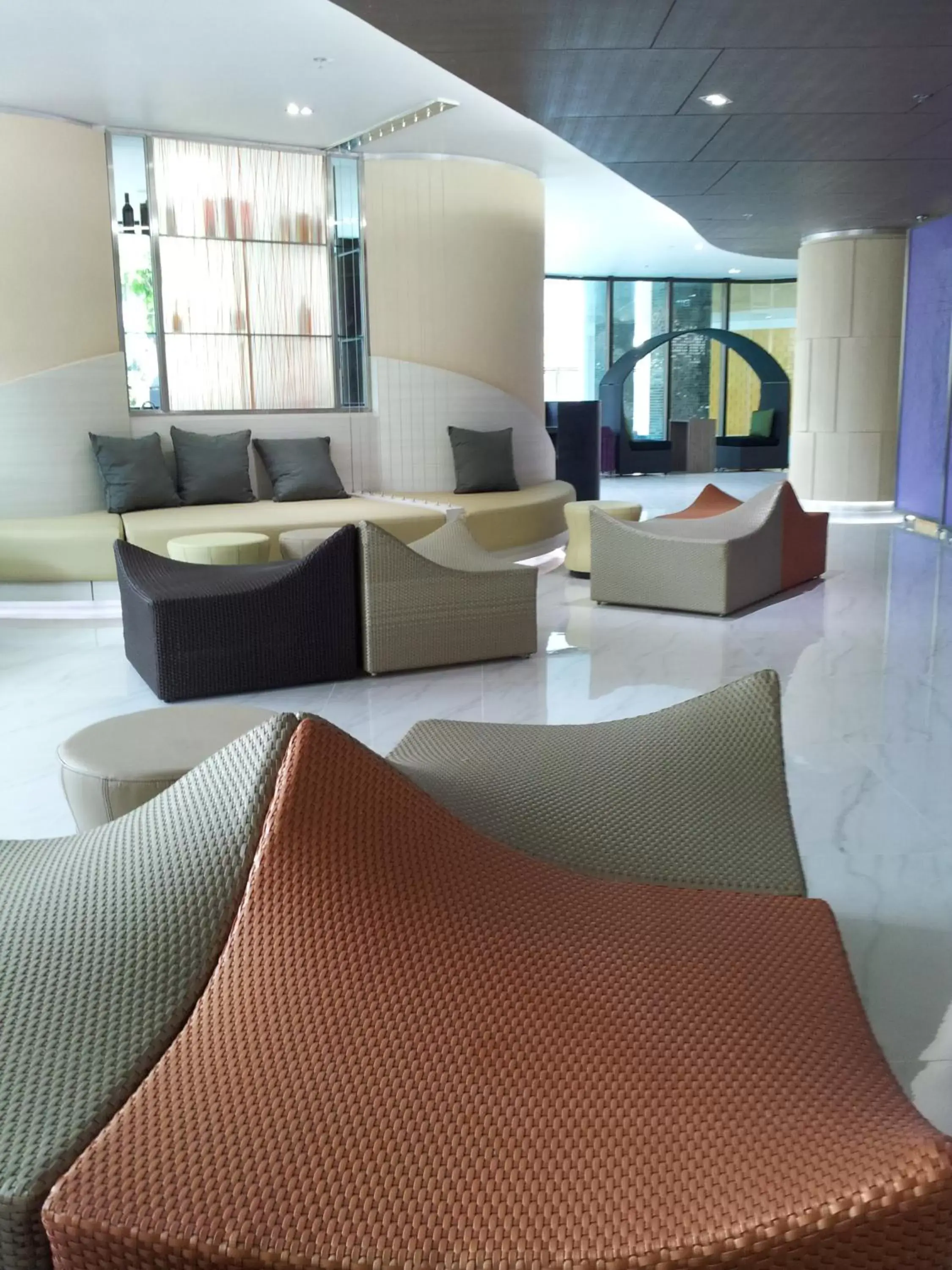 Lounge or bar, Seating Area in Pattaya Discovery Beach Hotel - SHA Extra Plus