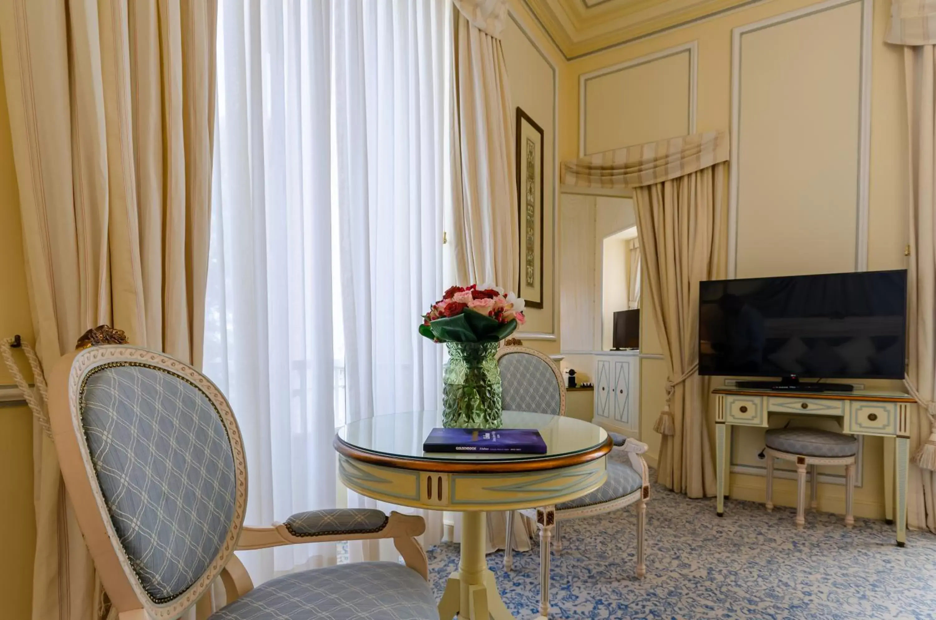 Living room, TV/Entertainment Center in Olissippo Lapa Palace – The Leading Hotels of the World