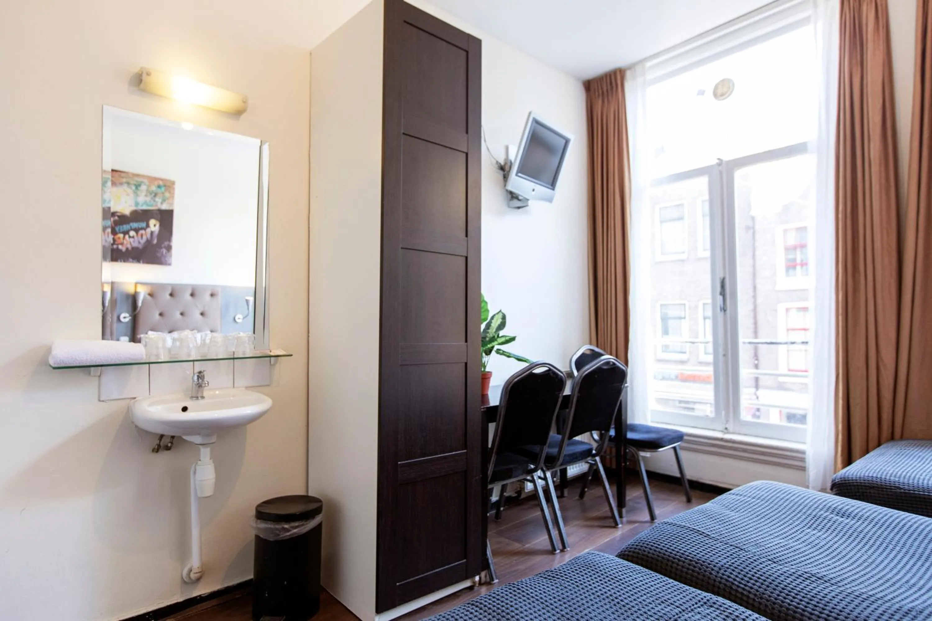 TV and multimedia in Quentin Arrive Hotel