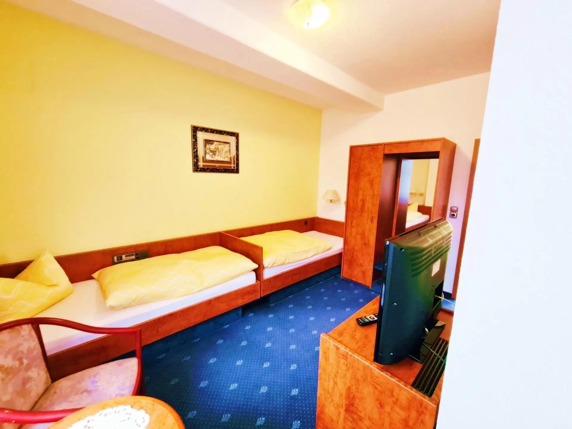 Twin Room in DM Hotels & Apartments - Hotel Deutsches Haus