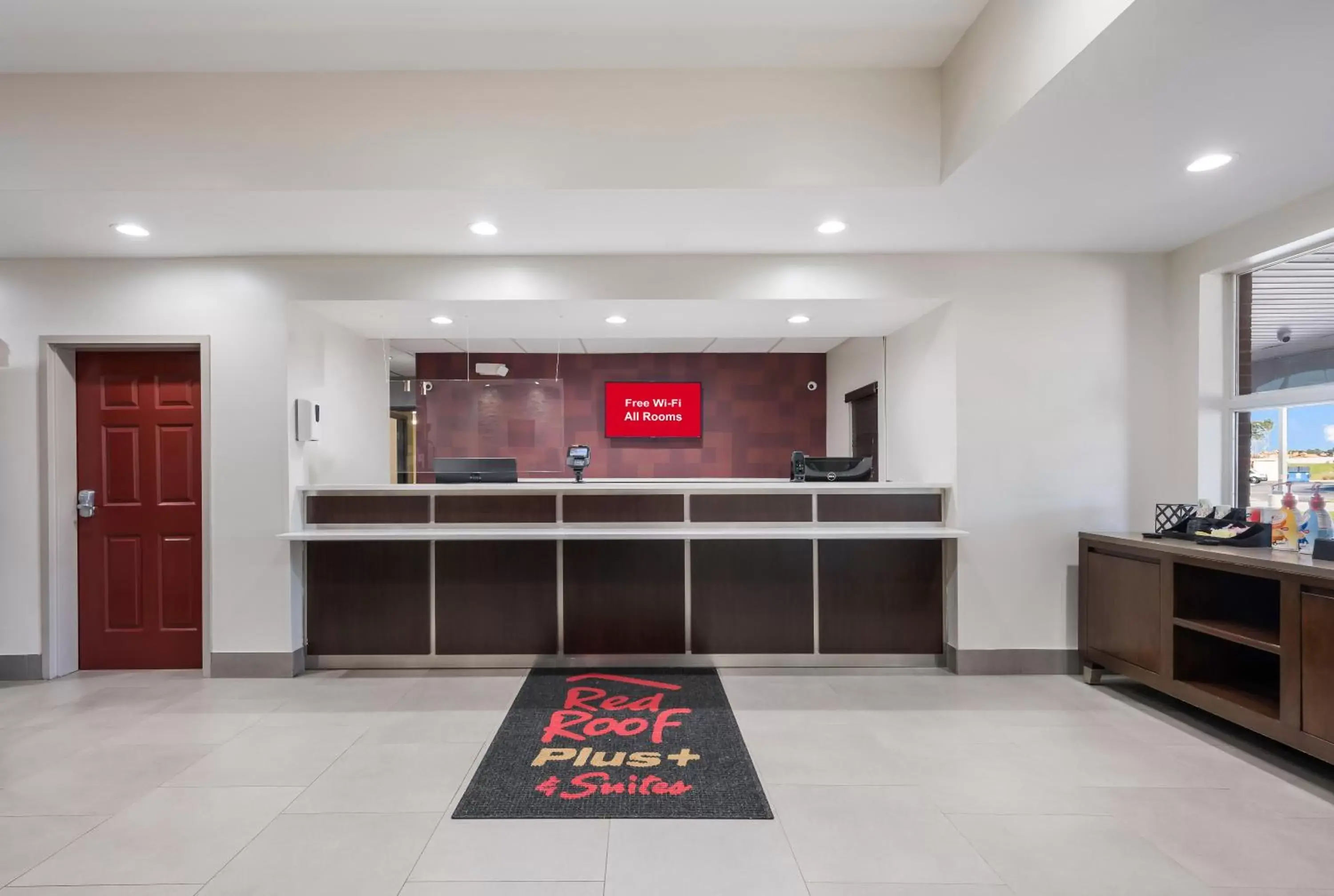Lobby or reception, Kitchen/Kitchenette in Red Roof Inn PLUS & Suites Birmingham - Bessemer