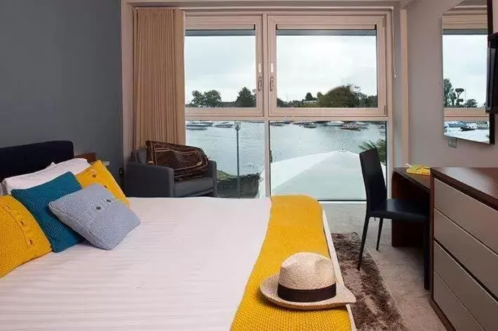 River view, Bed in Captain's Club Hotel & Spa