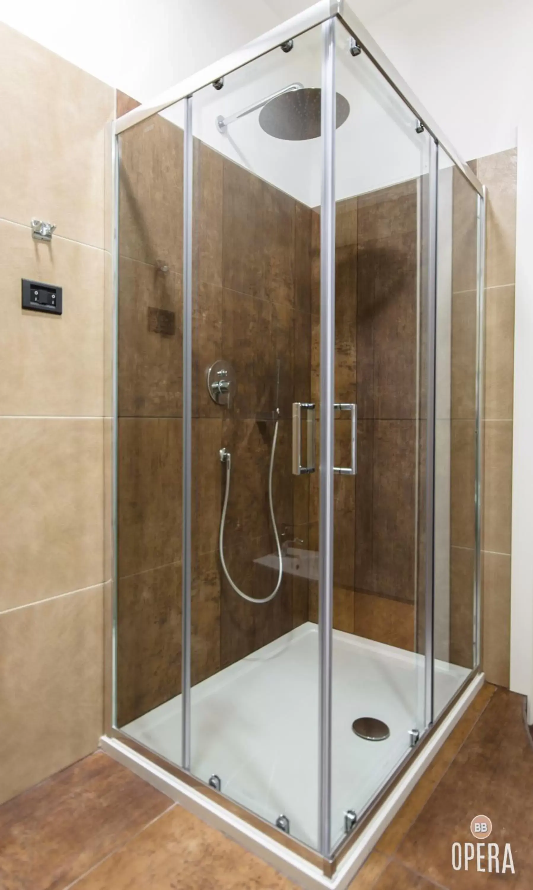 Shower, Bathroom in Opera B&B