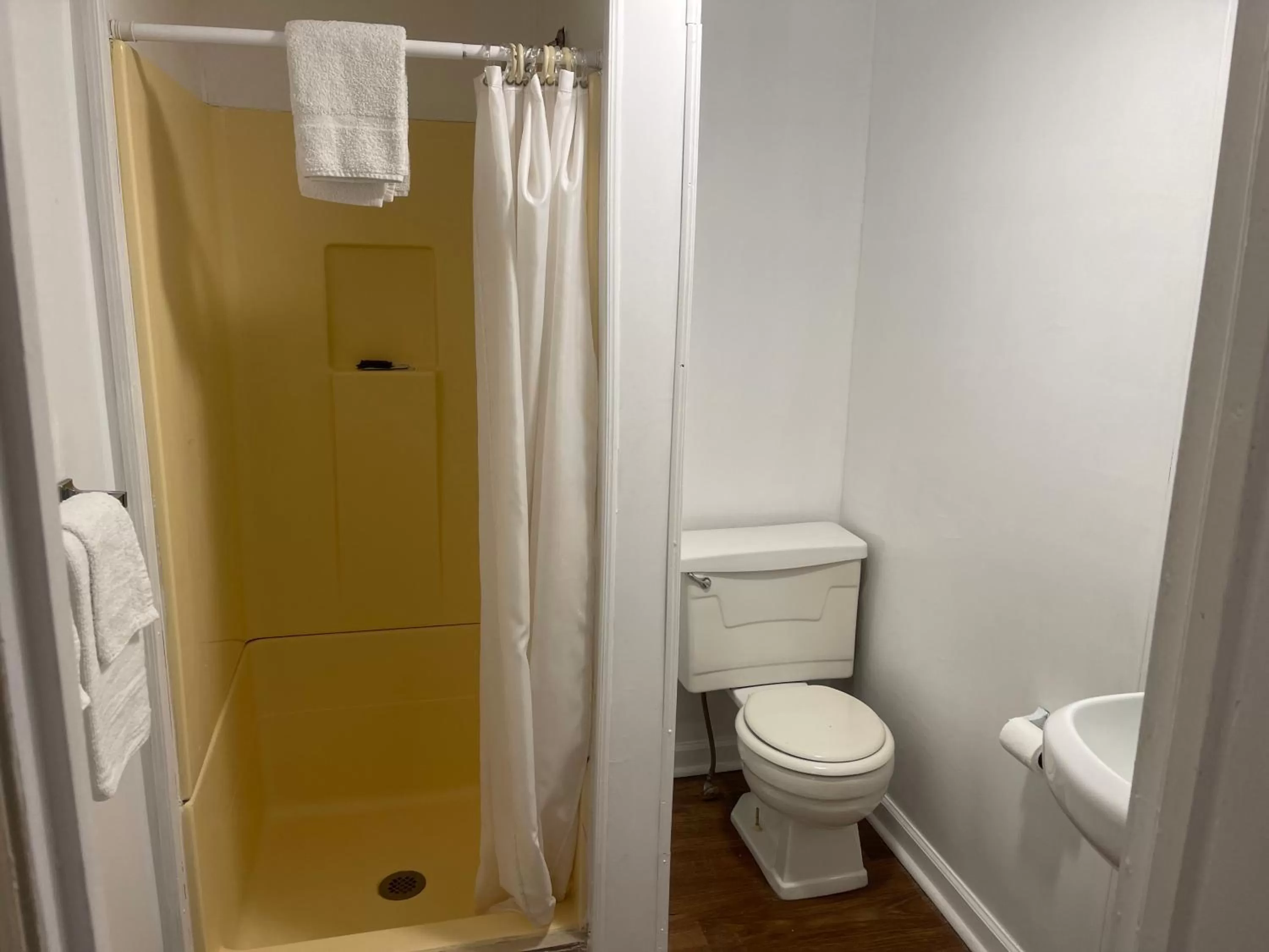 Shower in Pennswoods Inn