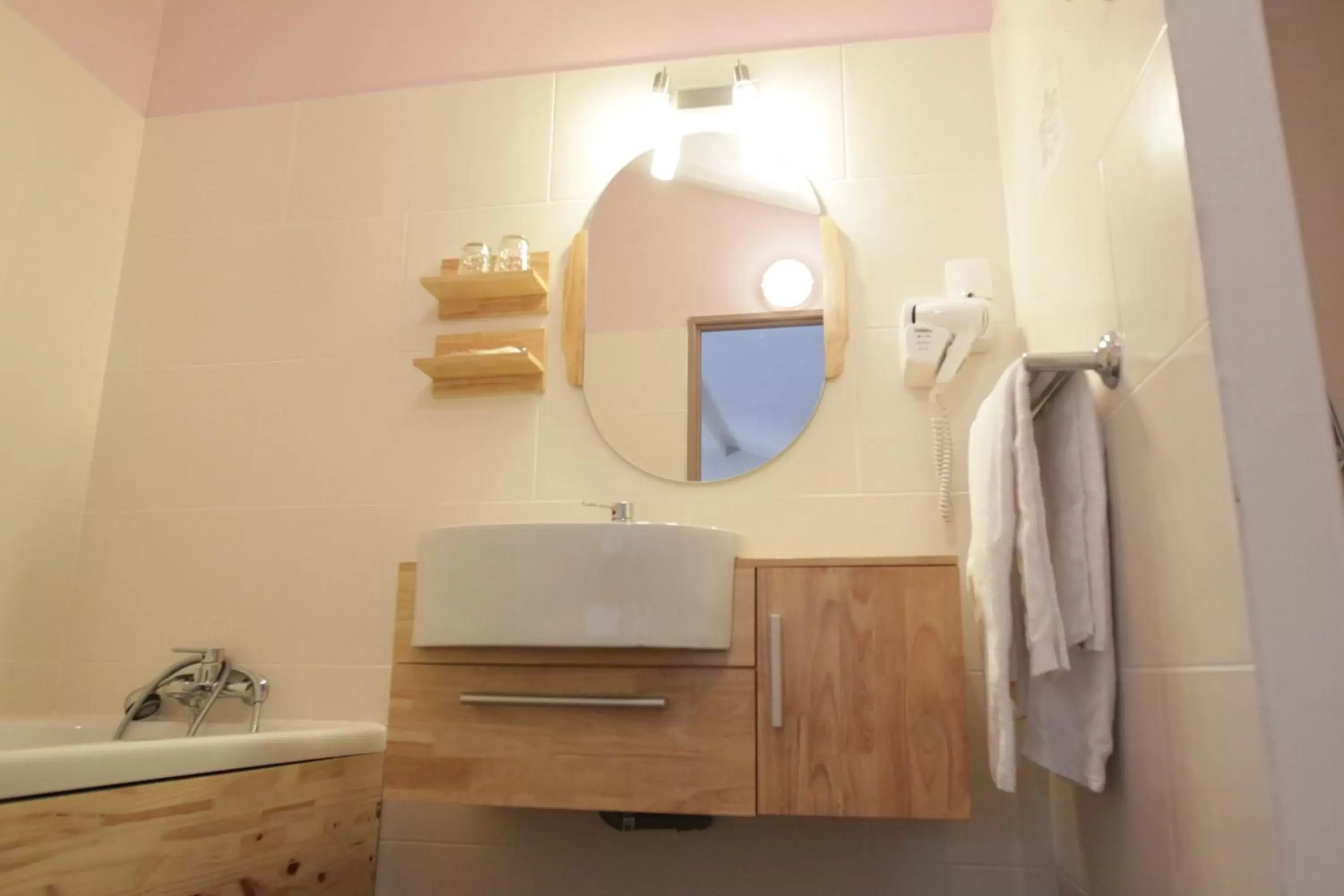 Bathroom in Urban Style, Hôtel Le Cheval Noir, Saint-Étienne Bathroom in Urban Style, Hôtel Le Cheval Noir, Saint-Étienne