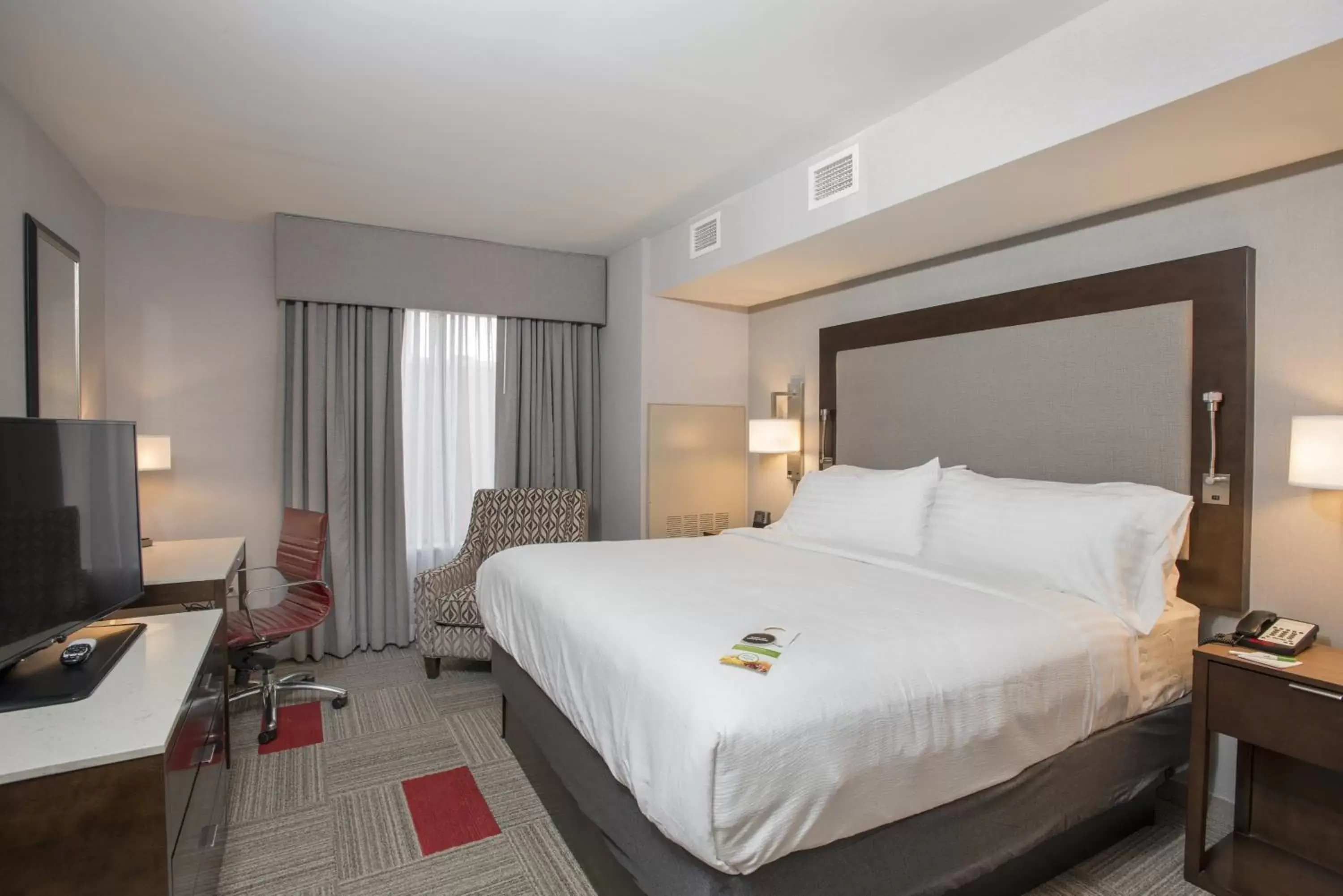 Photo of the whole room, Bed in Holiday Inn Hotel & Suites Cincinnati Downtown, an IHG Hotel