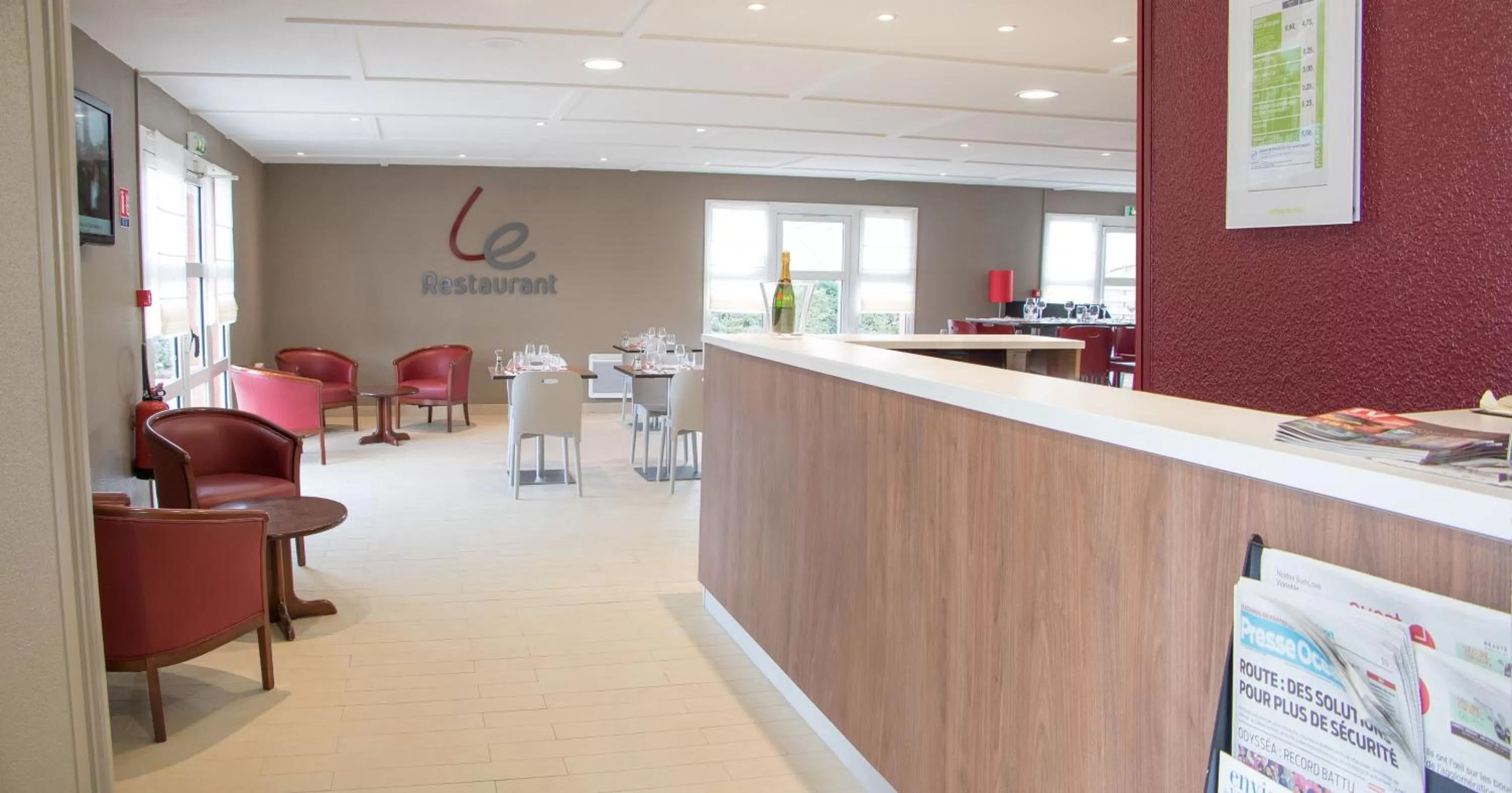 Lobby or reception in Campanile Nantes Saint-Sébastien-Sur-Loire