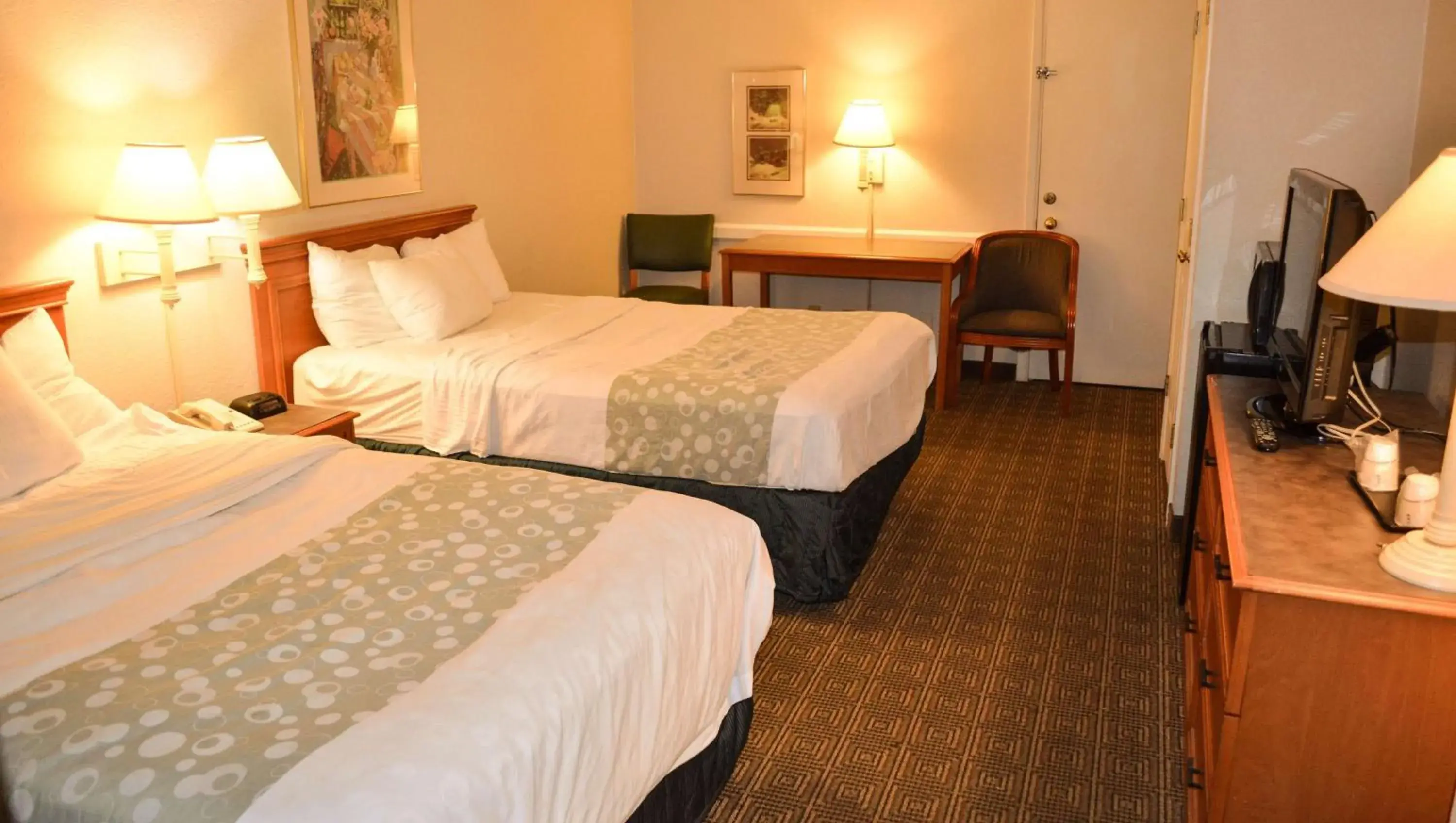 Photo of the whole room, Bed in Magnuson Hotel Texarkana