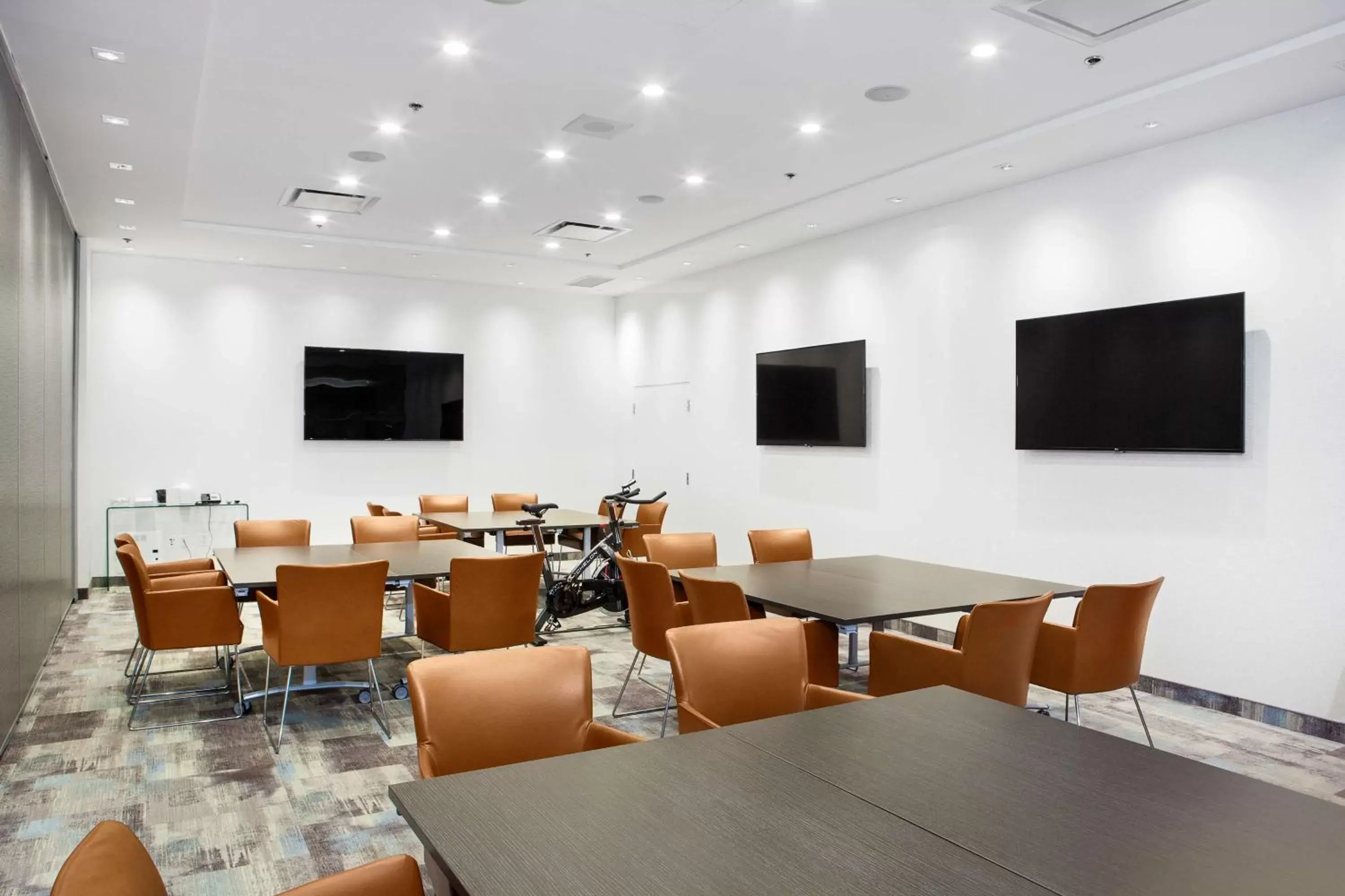 Meeting/conference room, Restaurant/Places to Eat in Hilton Montreal/Laval