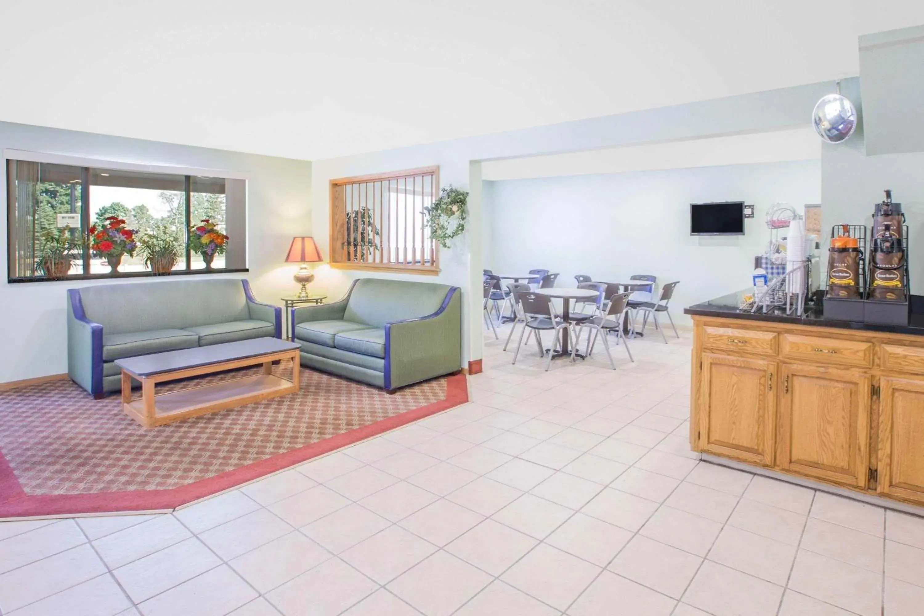 Lobby or reception in Super 8 by Wyndham Howe Lobby or reception in Super 8 by Wyndham Howe