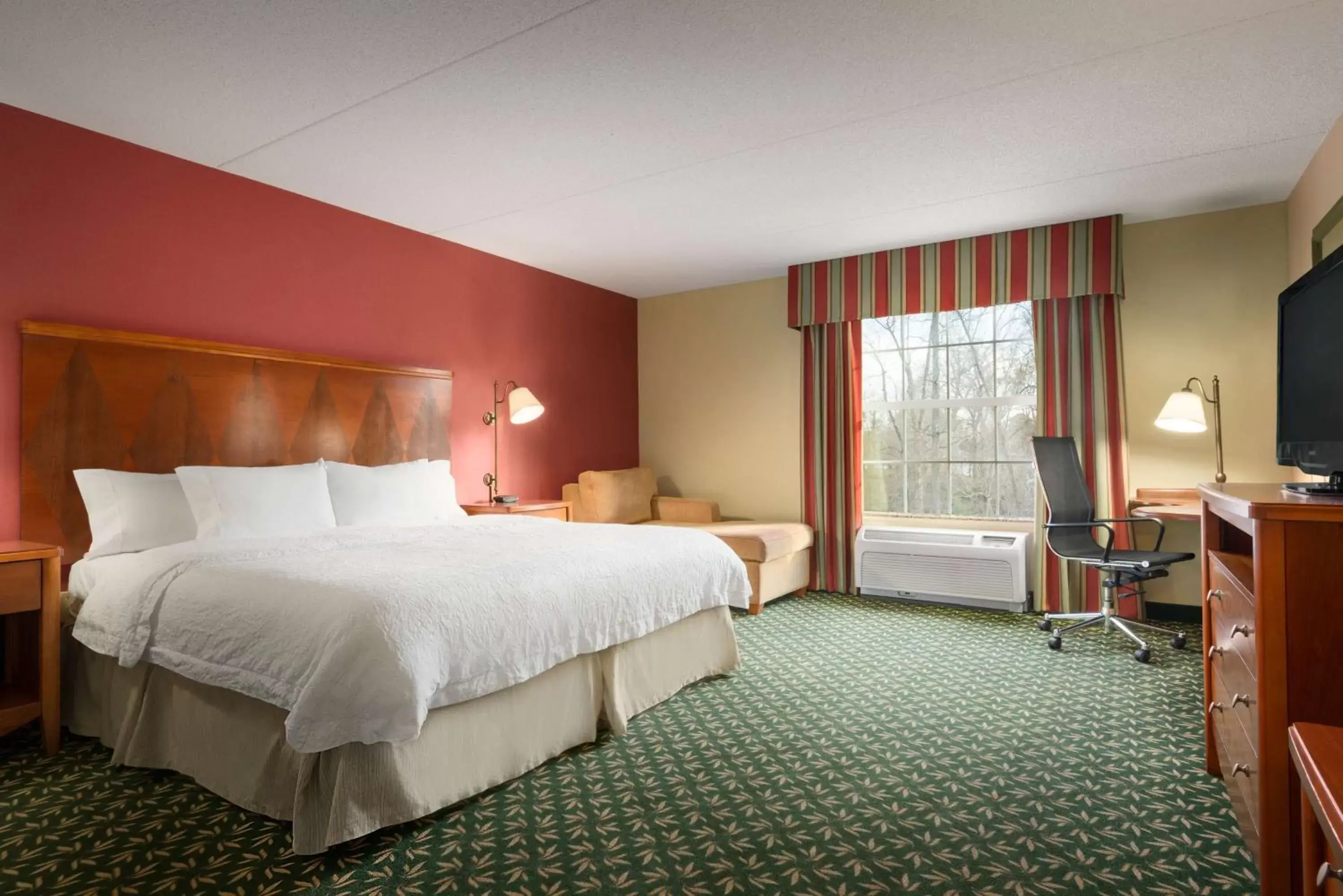 Bed in Hampton Inn & Suites Williamsburg-Central