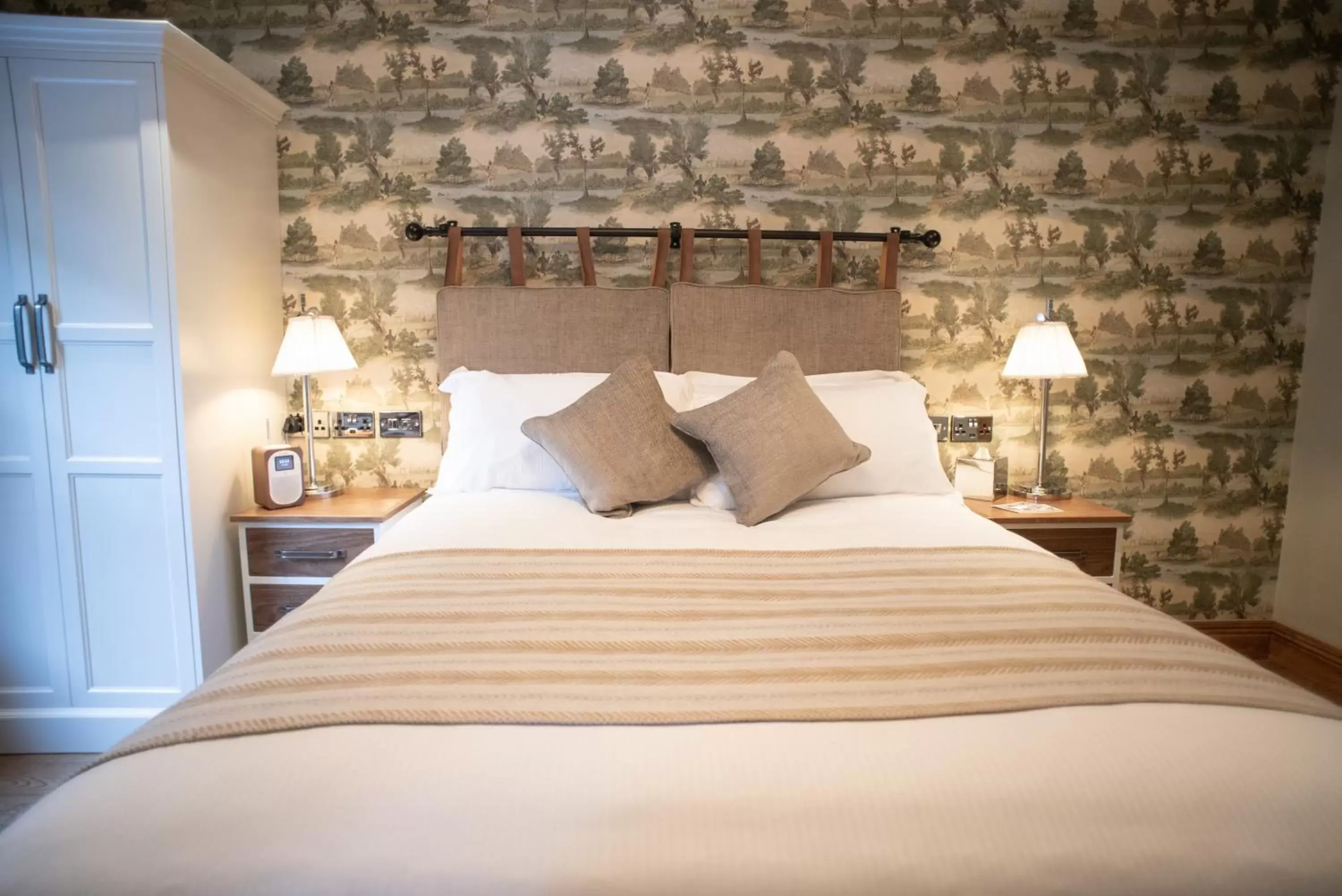 Bed in Cromwell Arms Country Pub with Rooms