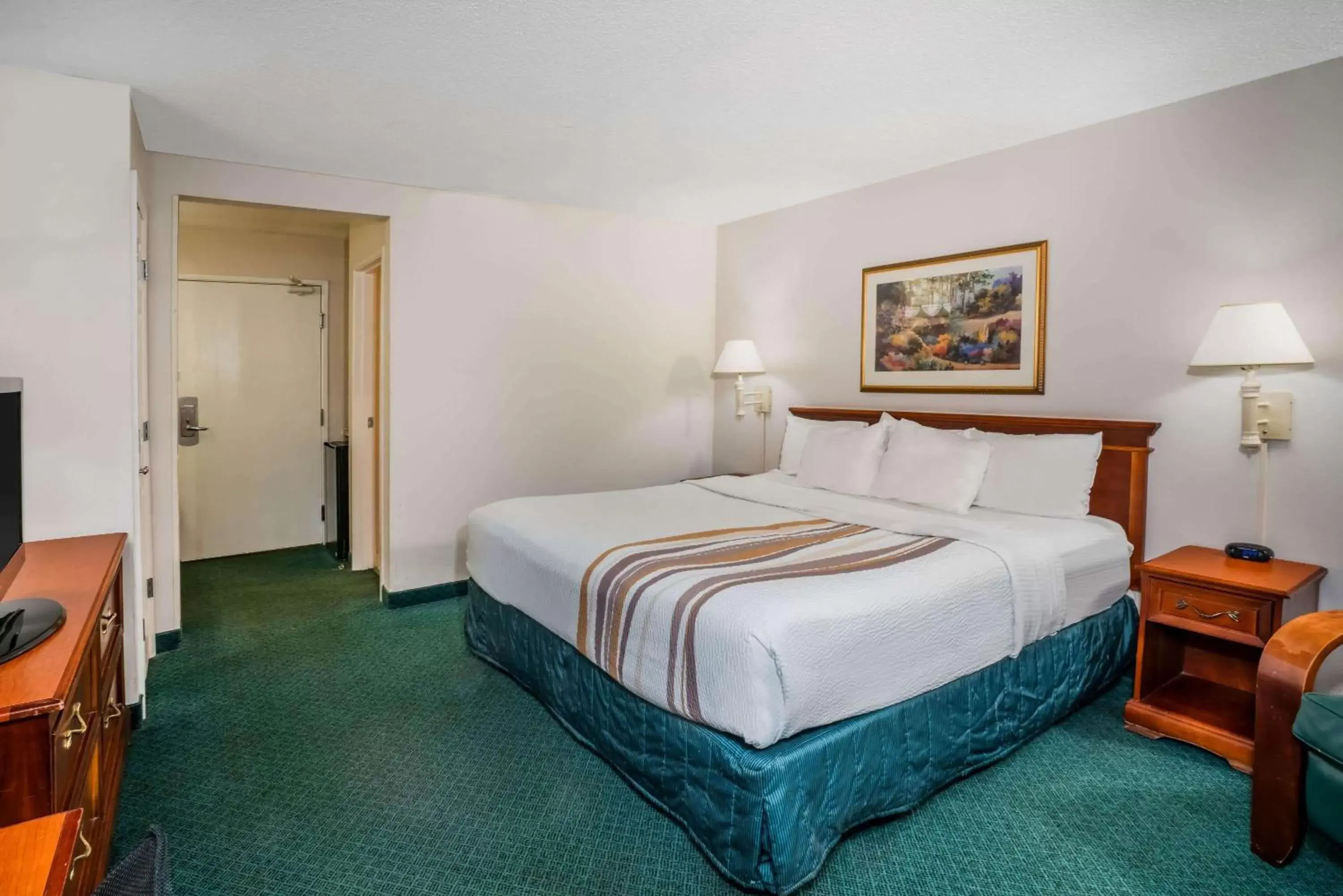 Photo of the whole room, Bed in La Quinta by Wyndham Nashville Franklin