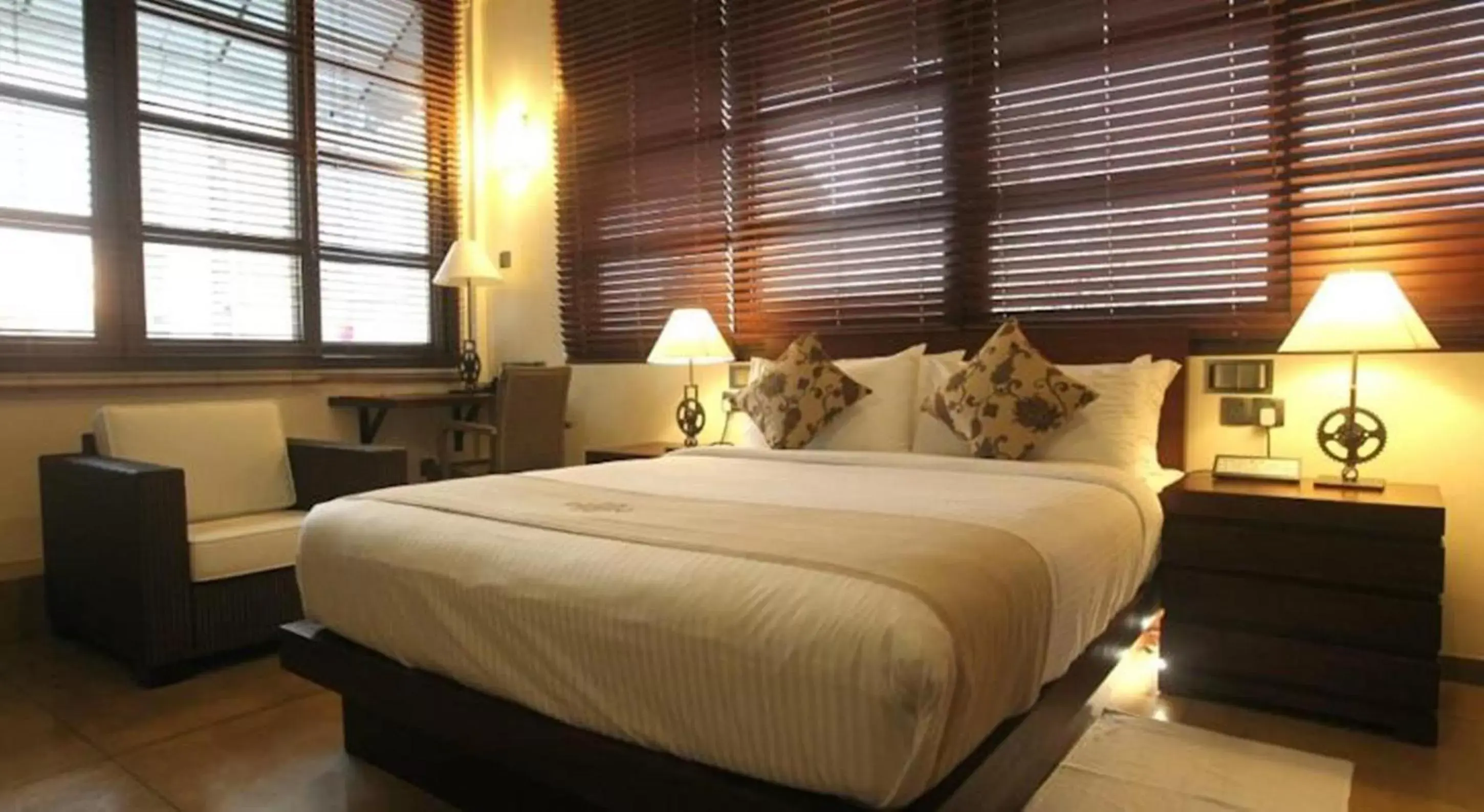 Bed in Colombo Court Hotel & Spa