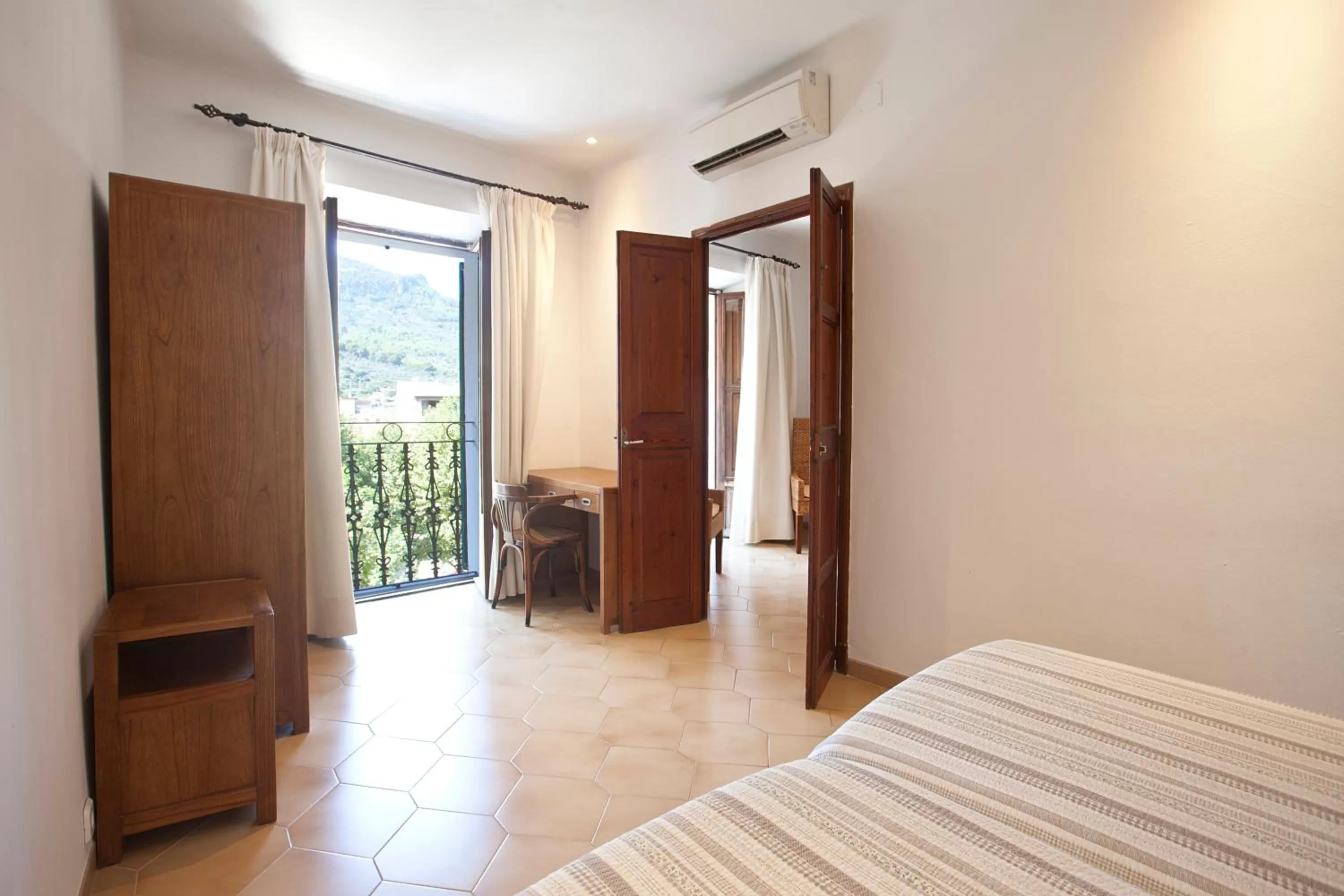 Bedroom, Bed in Hotel la Vila