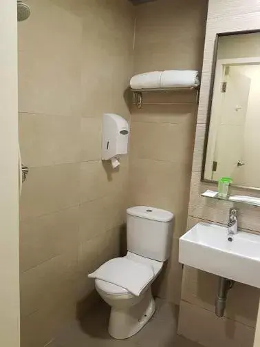 Bathroom in Value Hotel Thomson
