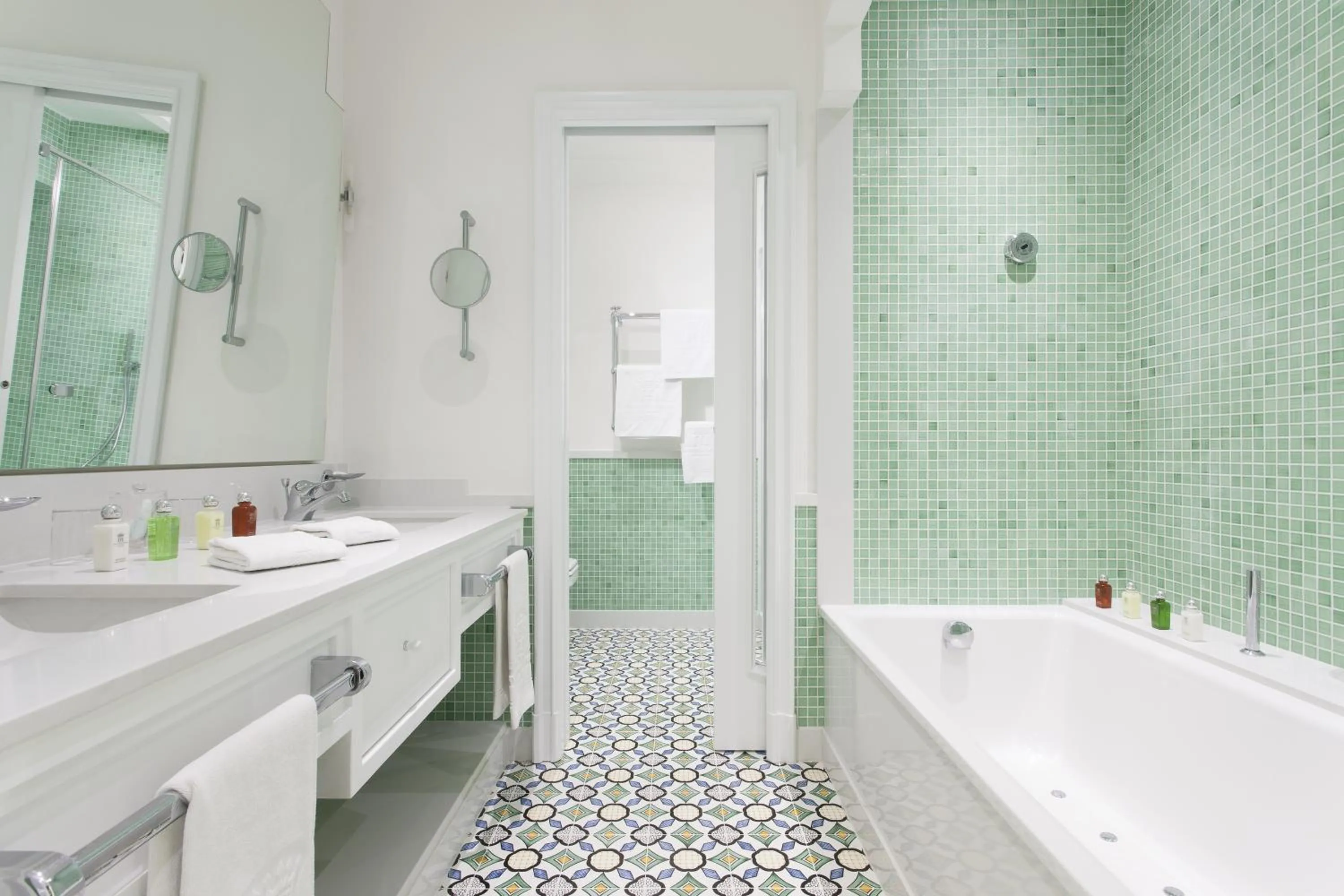 Toilet in Grand Hotel Ambasciatori