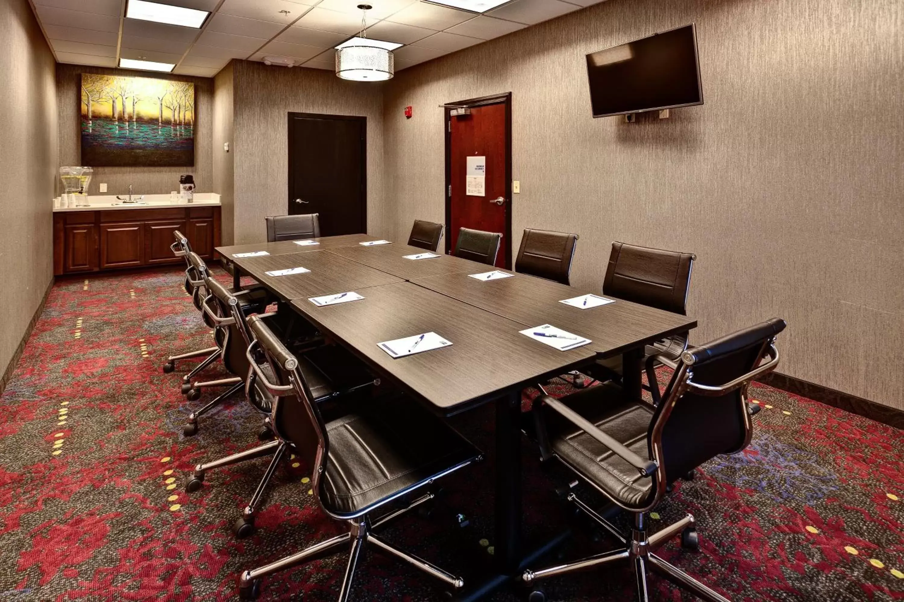 Meeting/conference room in Holiday Inn Express Hutchison, an IHG Hotel