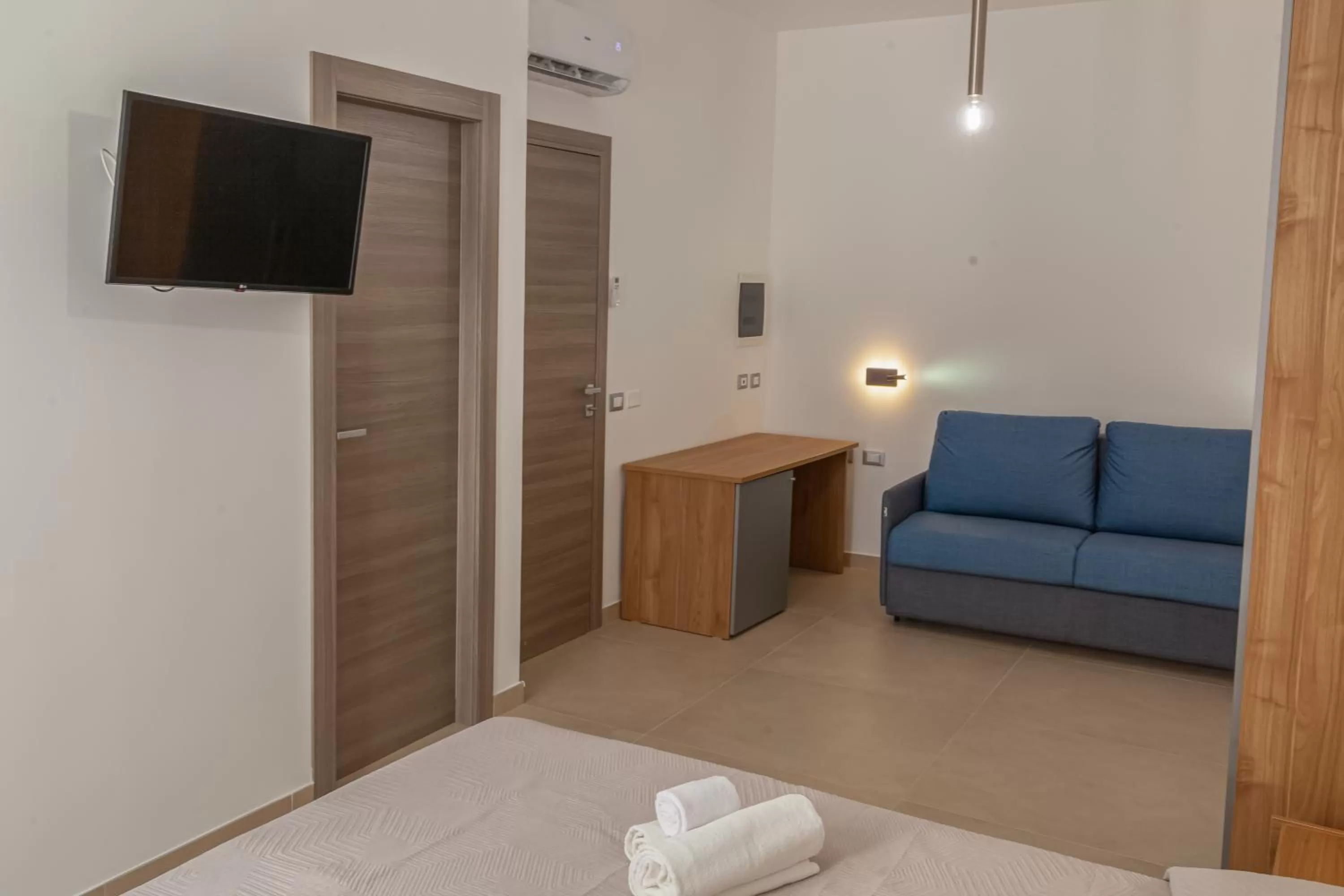 Seating area, TV/Entertainment Center in Isgrò Rooms