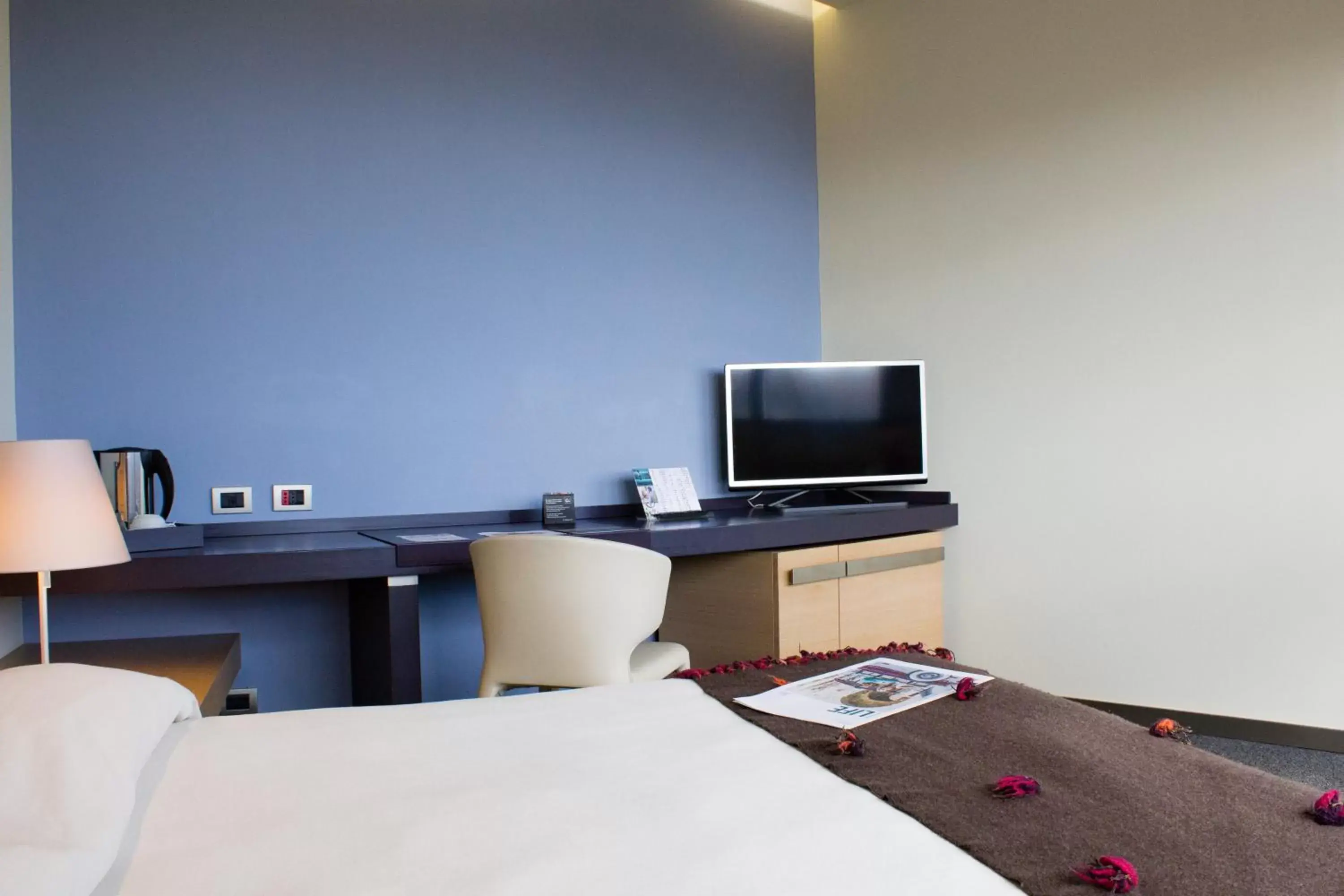 TV and multimedia, Bed in UNAHOTELS T Hotel Cagliari