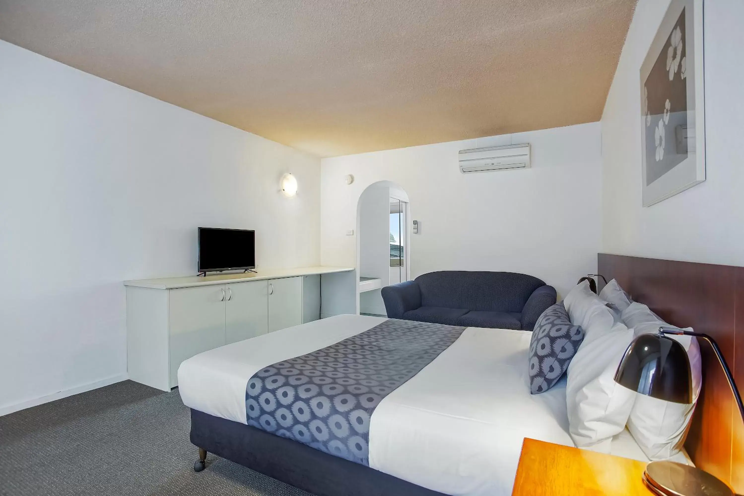 TV and multimedia, Bed in Central Court Motel Warrnambool