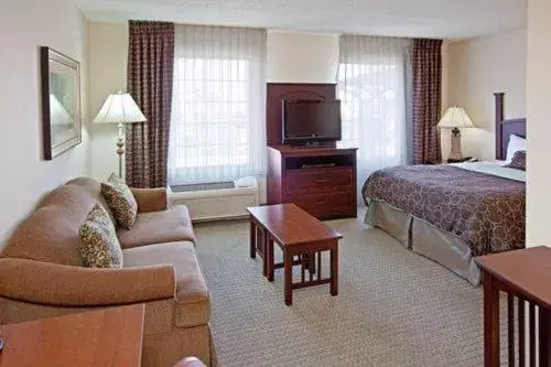 Bedroom, TV/Entertainment Center in Staybridge Suites Indianapolis Downtown-Convention Center, an IHG Hotel
