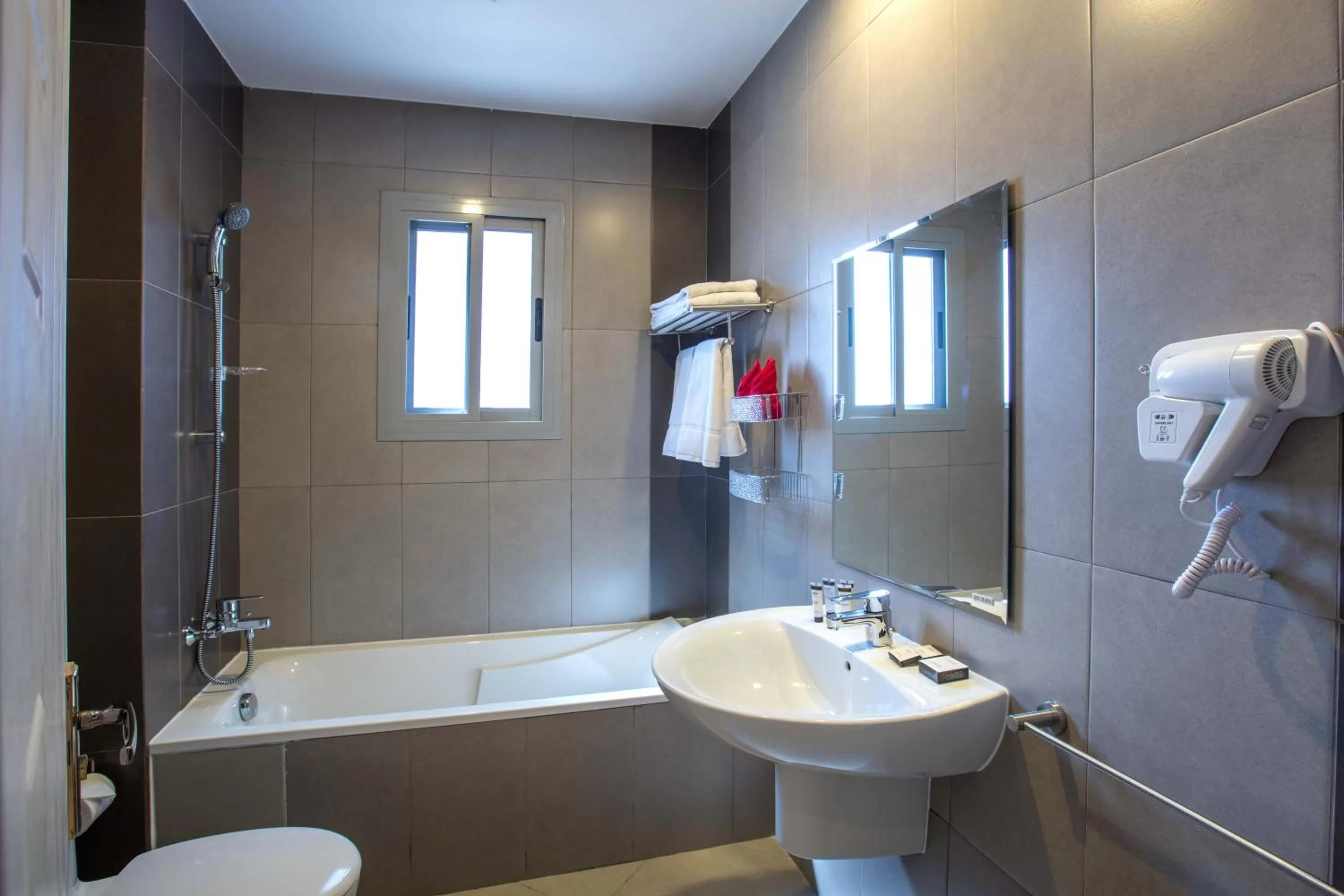 Hot Tub in Loumage S Suites and Spa