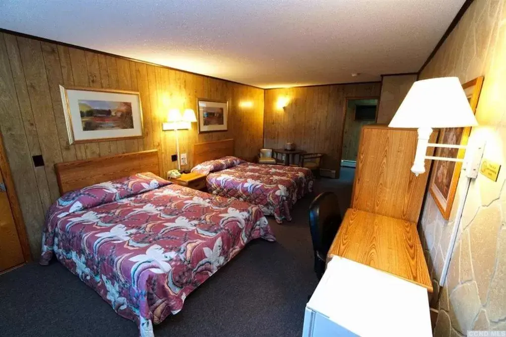 Photo of the whole room, Bed in Red Ranch Inn