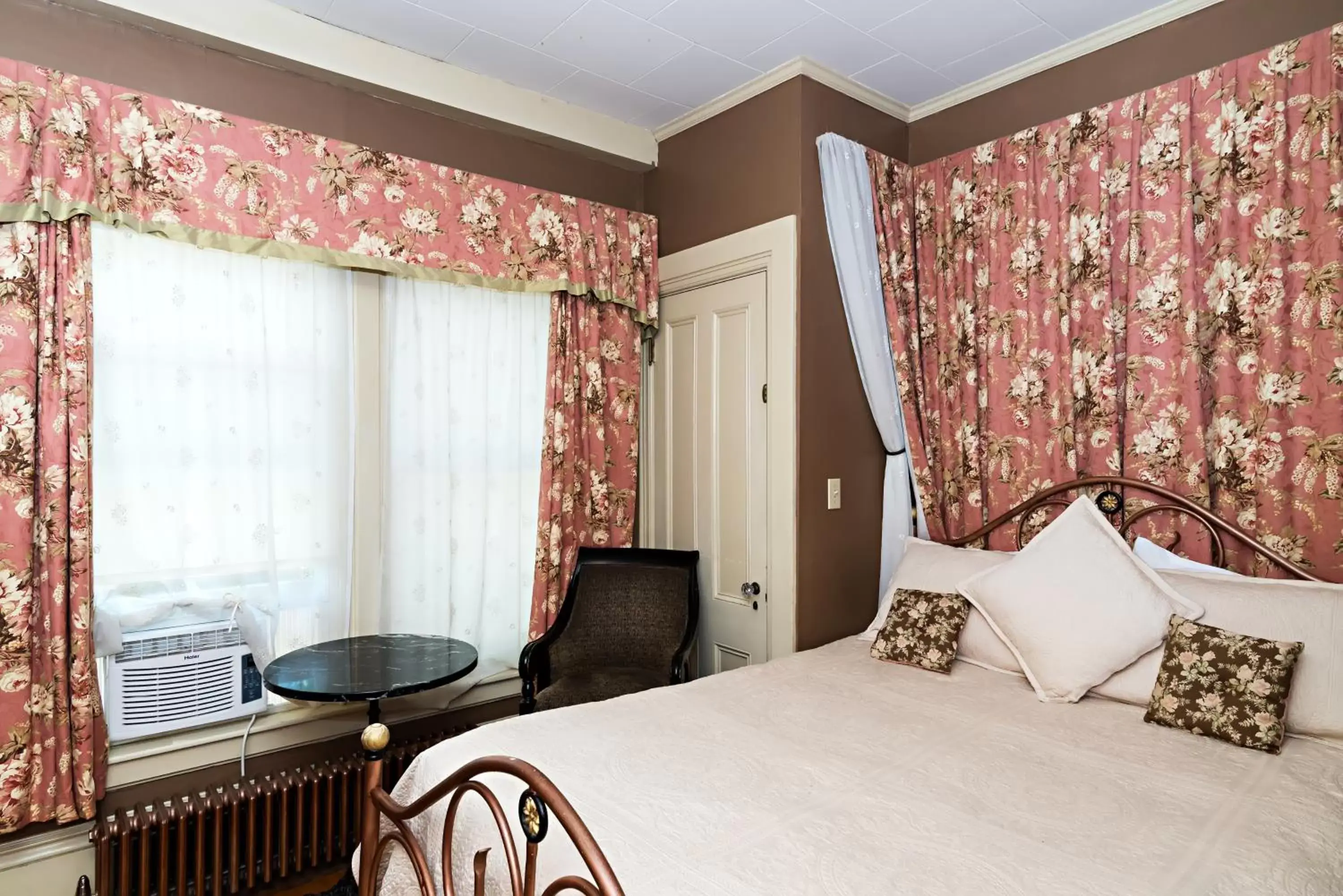 Henrietta Room in Silver Fountain Inn