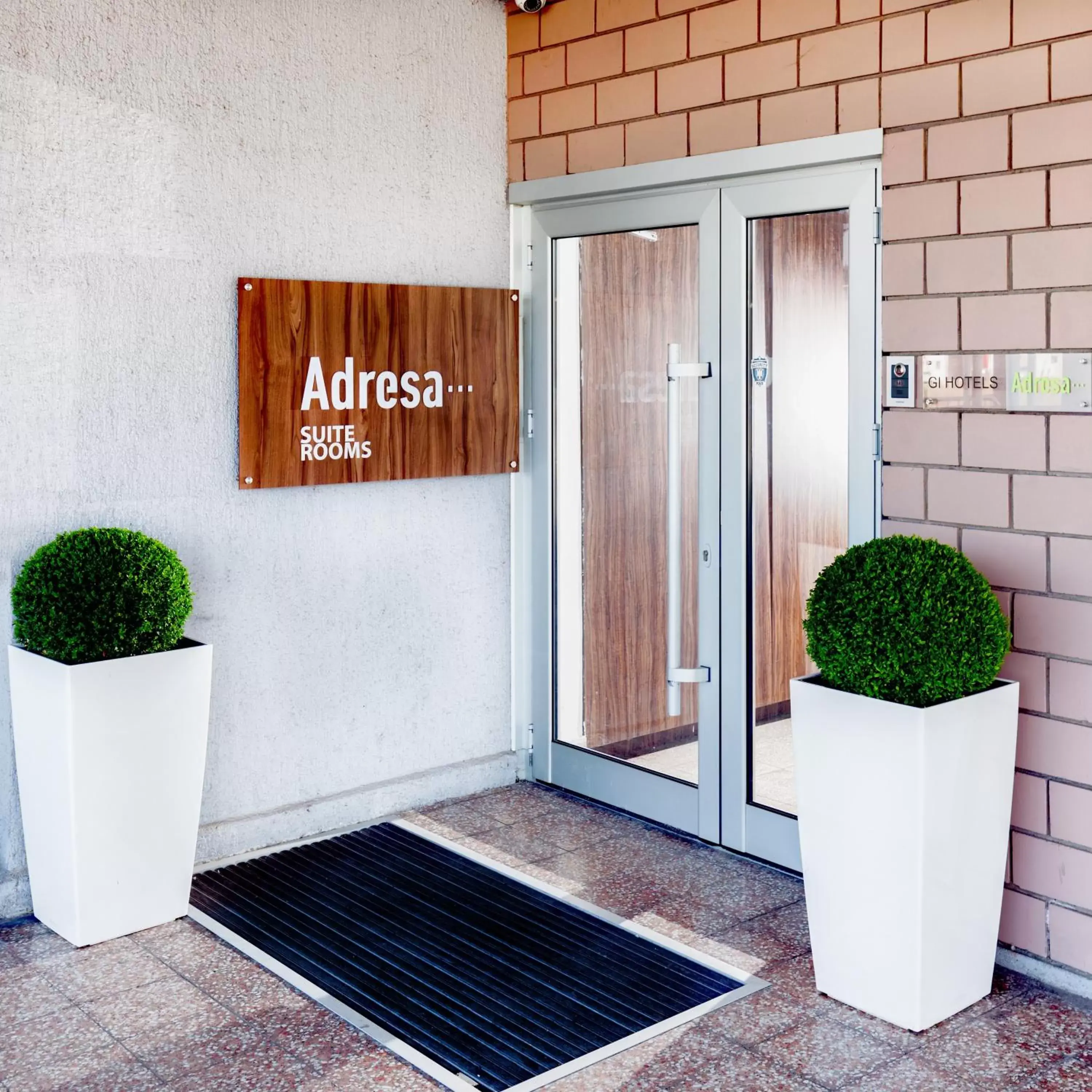 Facade/entrance in Adresa Suites