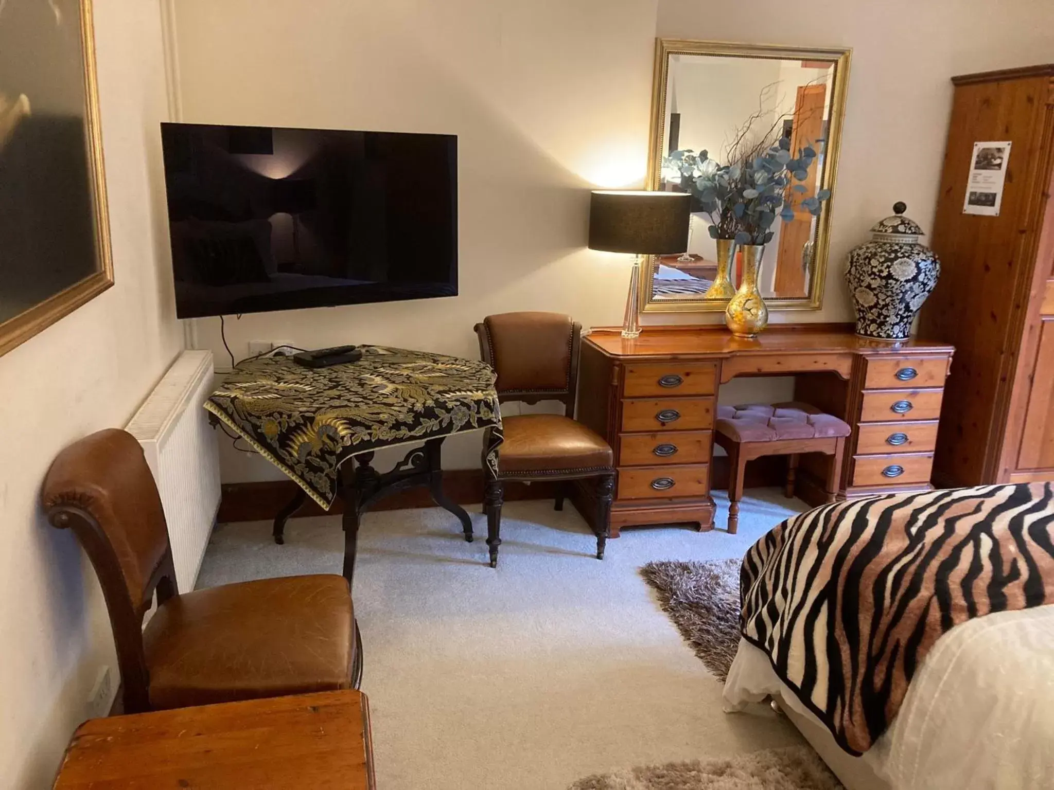 Bedroom, Seating Area in The Lodge at Ruddington