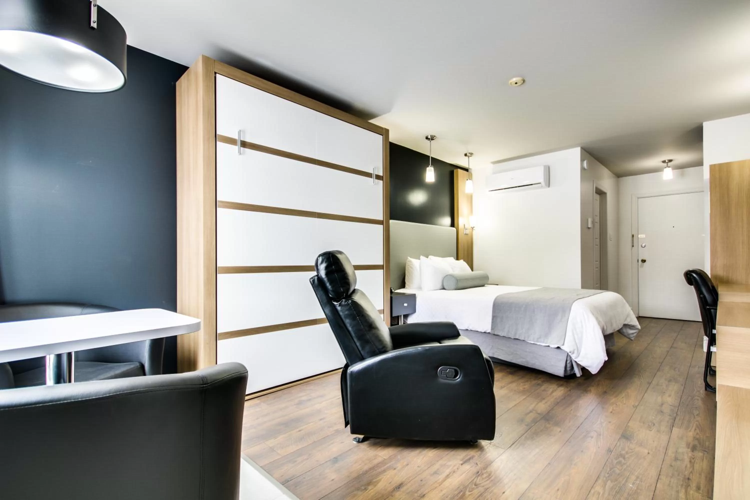 Photo of the whole room, Bed in Hôtel Marineau Shawinigan