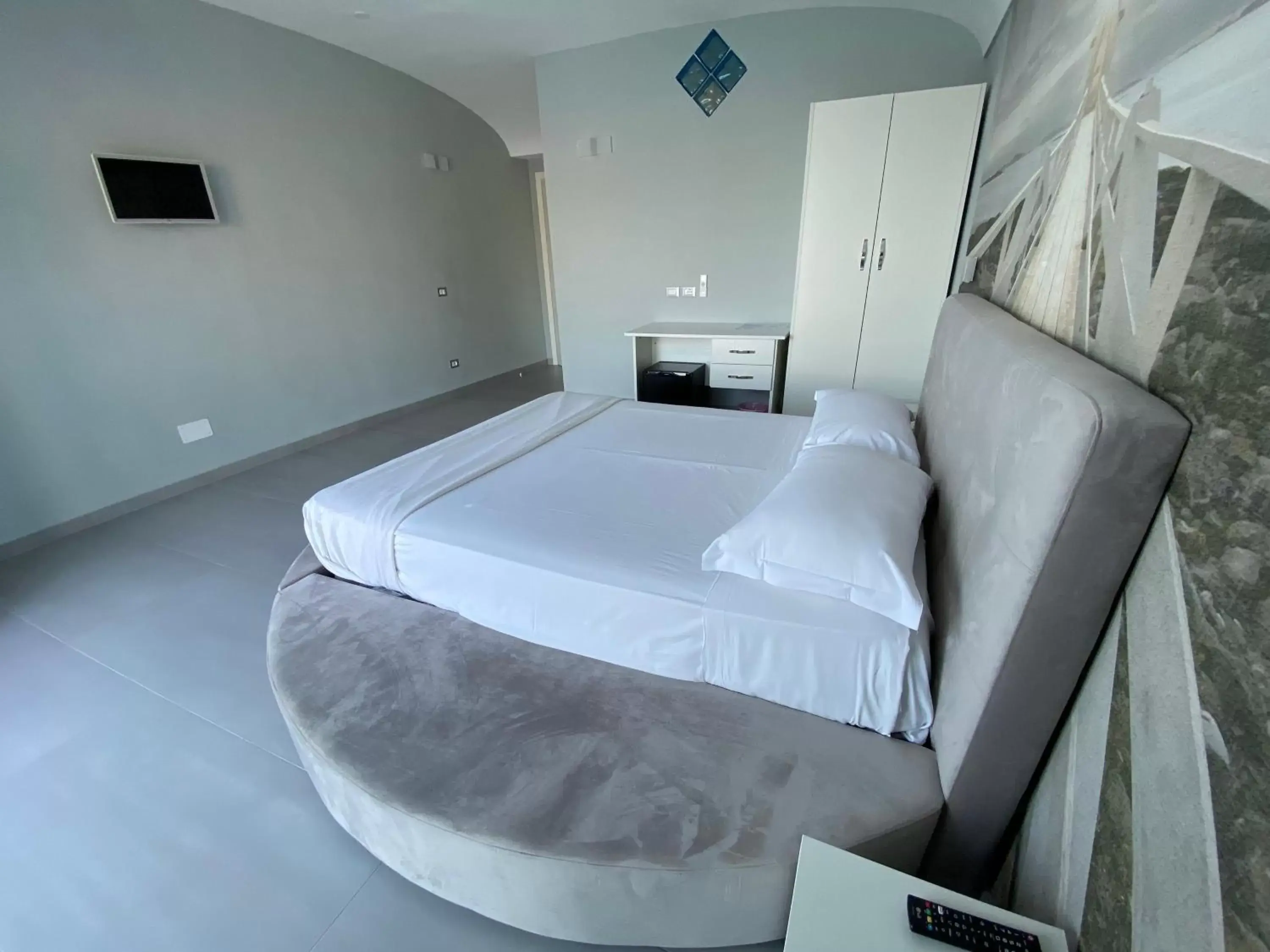Bedroom, Bed in Clipper Suite