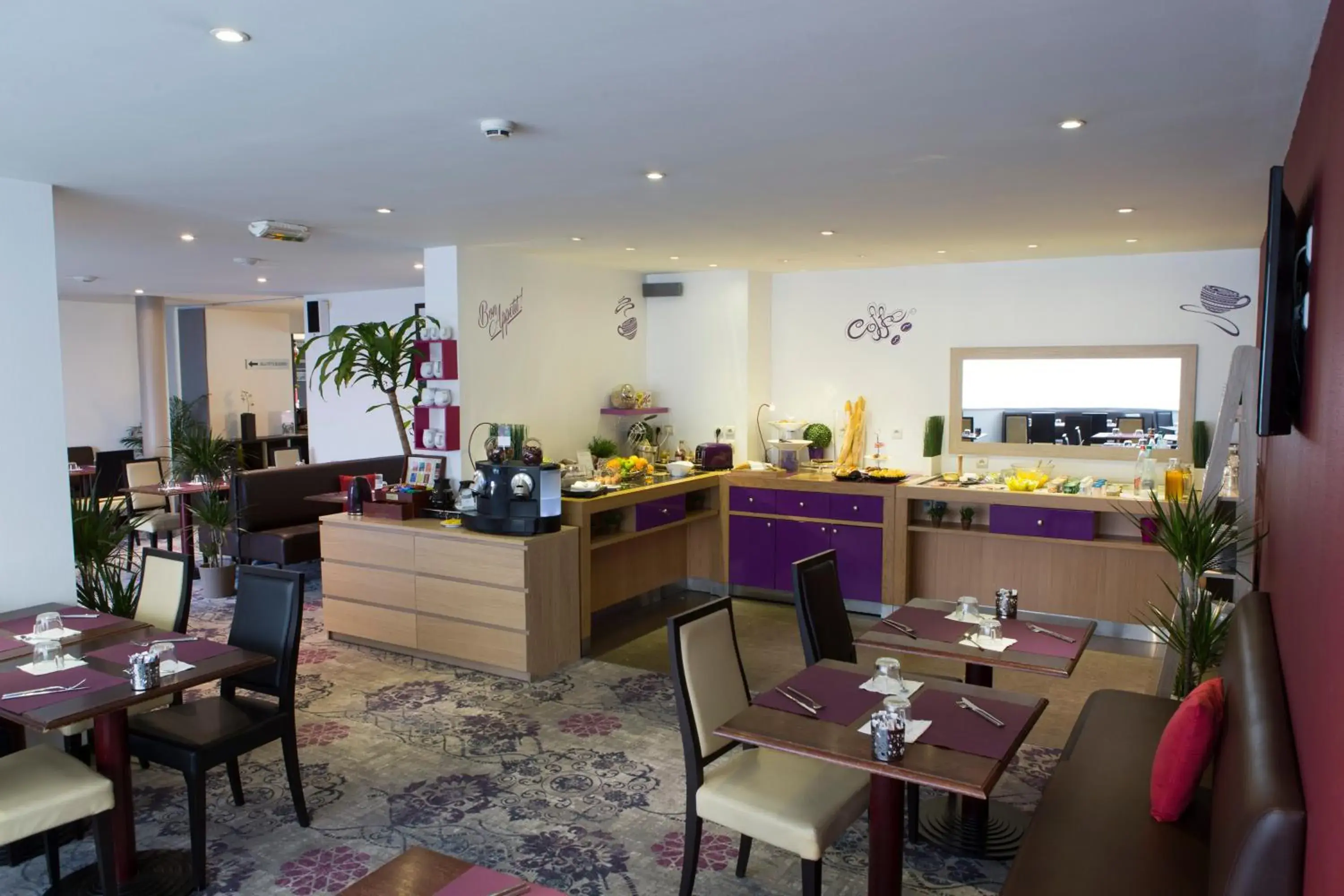 Buffet breakfast, Restaurant/Places to Eat in Hotel Mercure Rennes Cesson