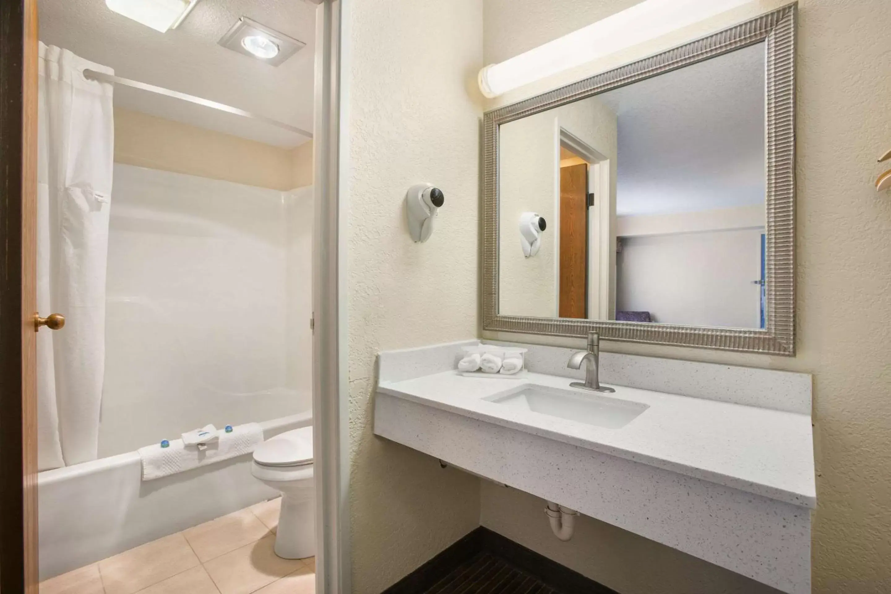 Bathroom in Rodeway Inn & Suites Mackinaw City Bridgeview