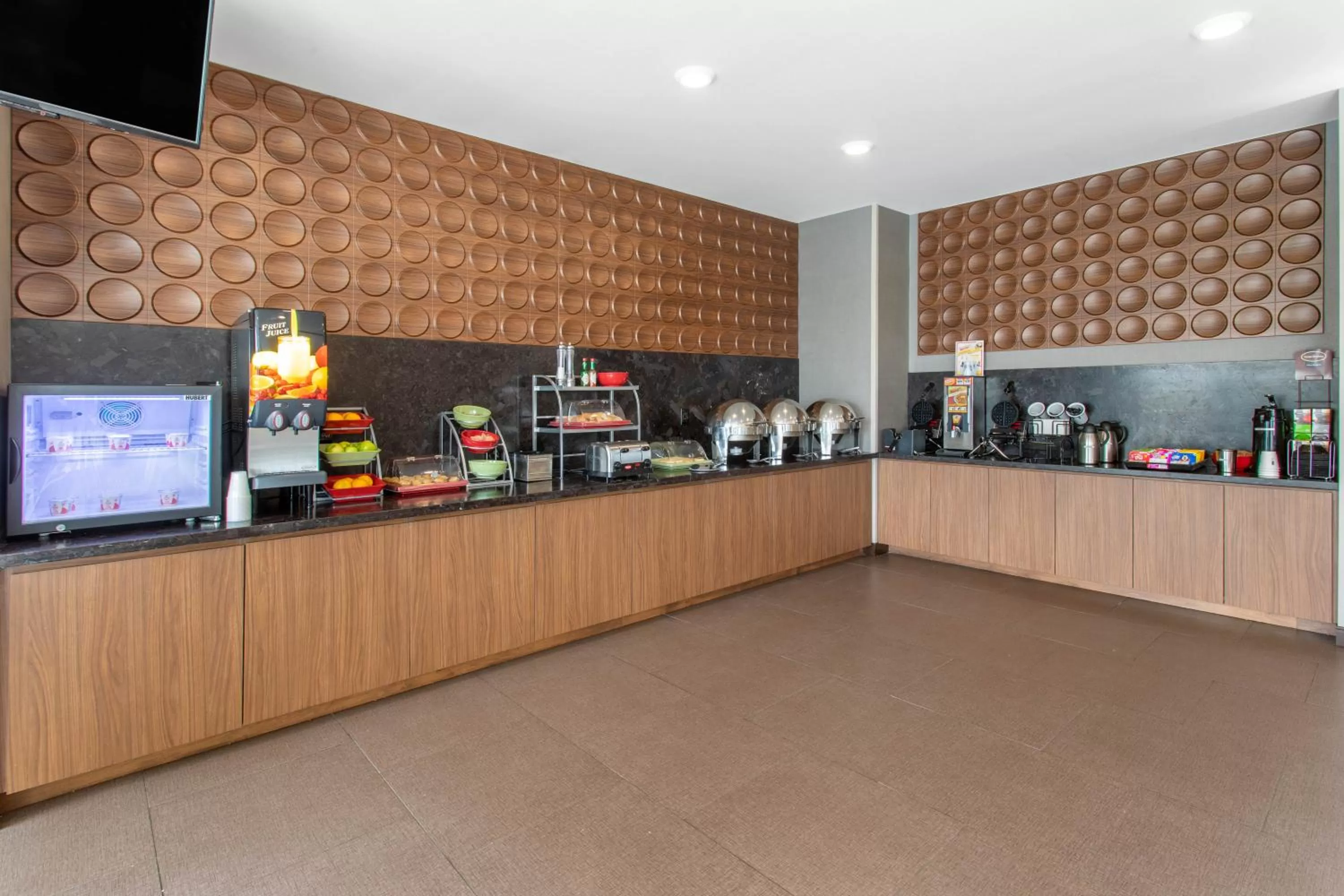 Food and drinks in Hawthorn Extended Stay by Wyndham Loveland