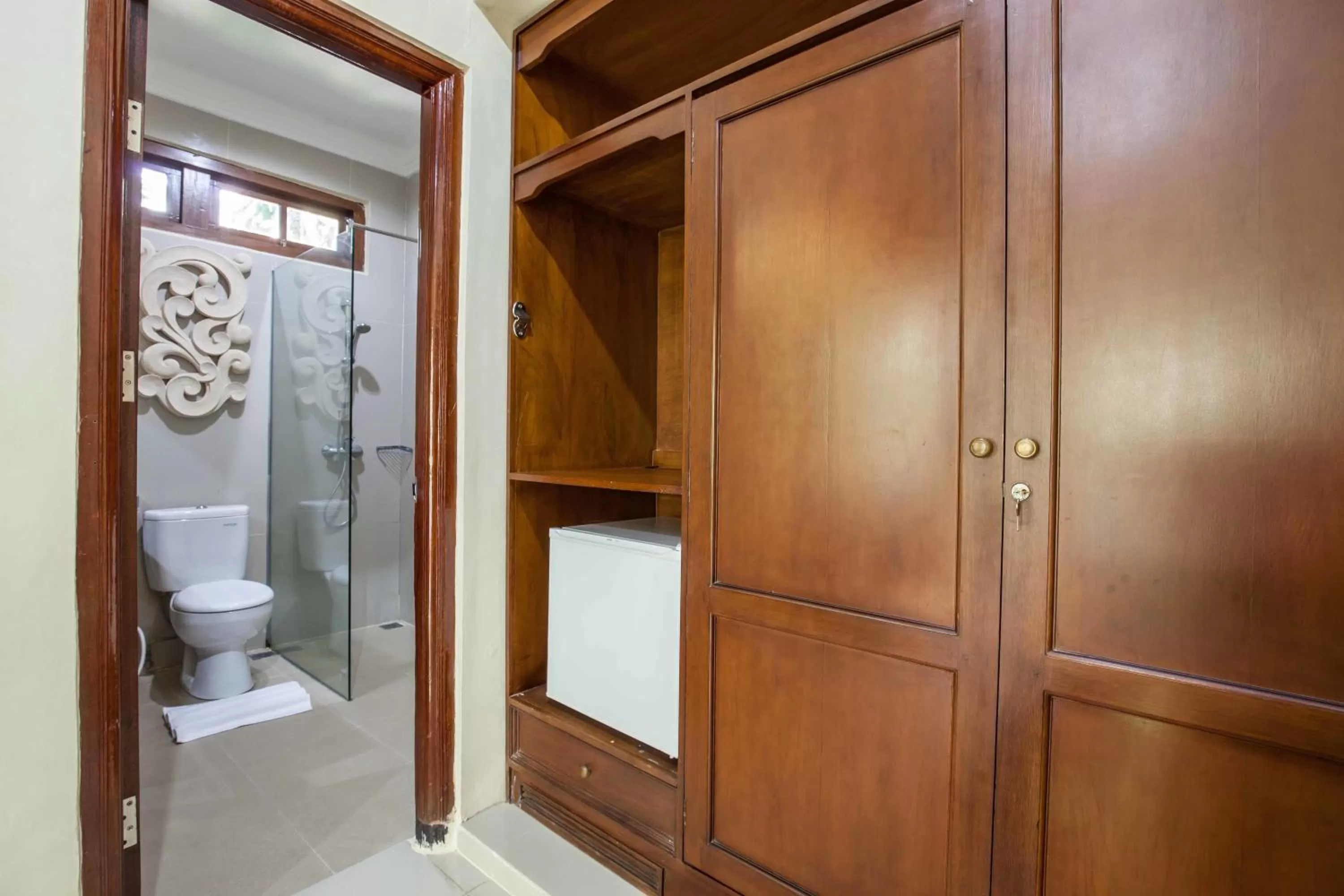 Shower in Vila Shanti Beach Front Hotel Sanur