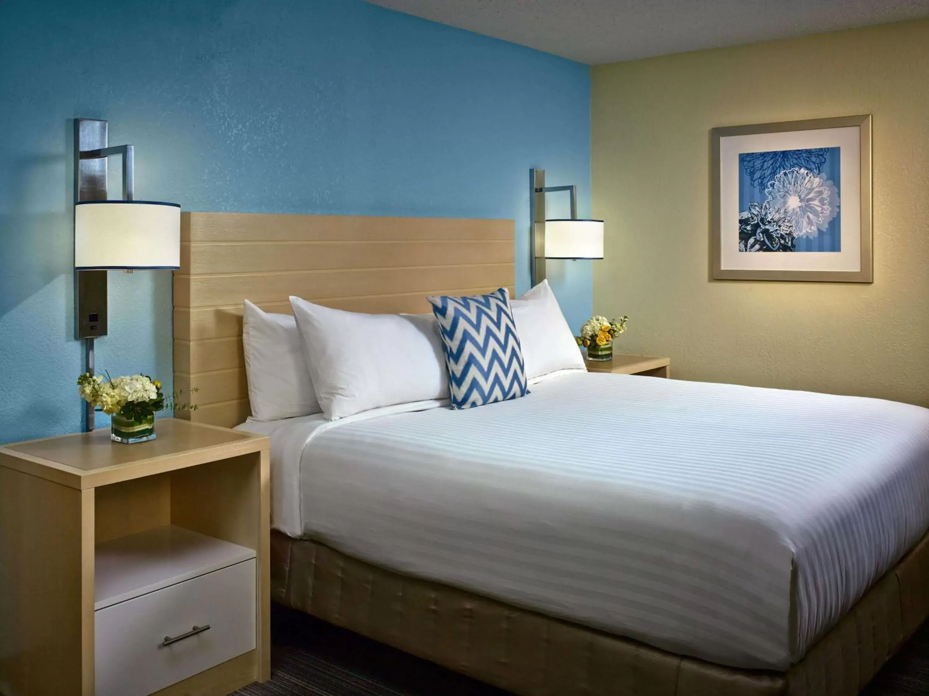 Photo of the whole room, Bed in Sonesta ES Suites Cincinnati - Blue Ash