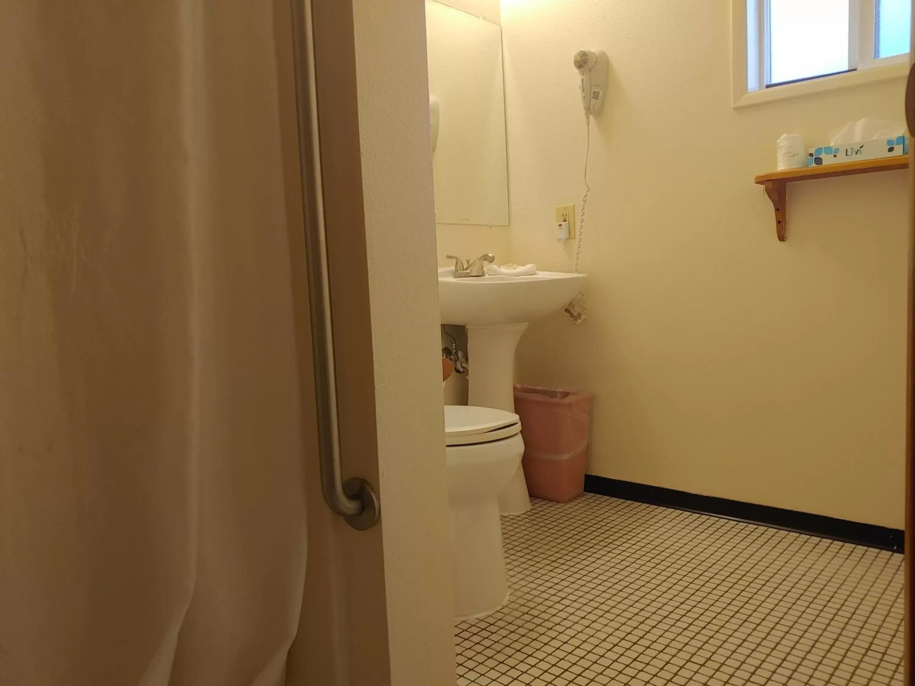 Bathroom in The Dublin House Motel