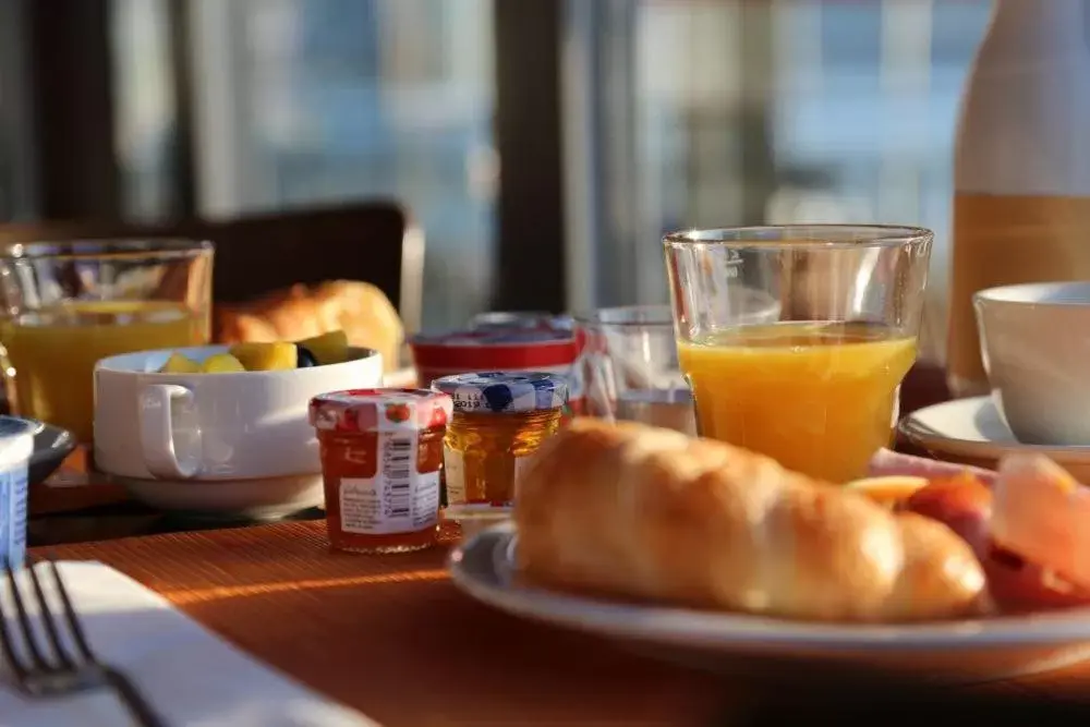 Buffet breakfast in Hotel Engel am Bahnhof