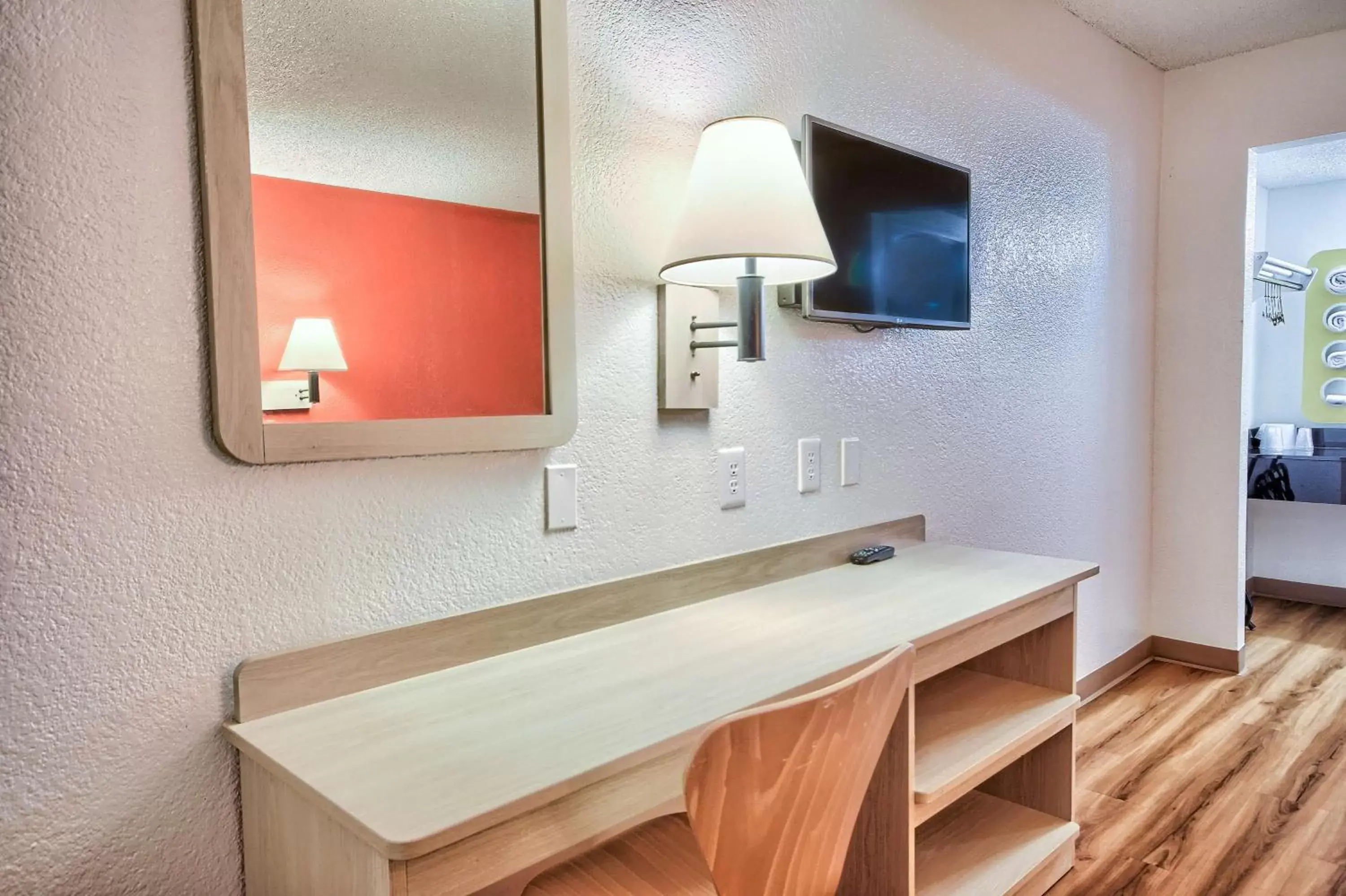 Photo of the whole room in Motel 6-Fresno, CA - Blackstone South Photo of the whole room in Motel 6-Fresno, CA - Blackstone South