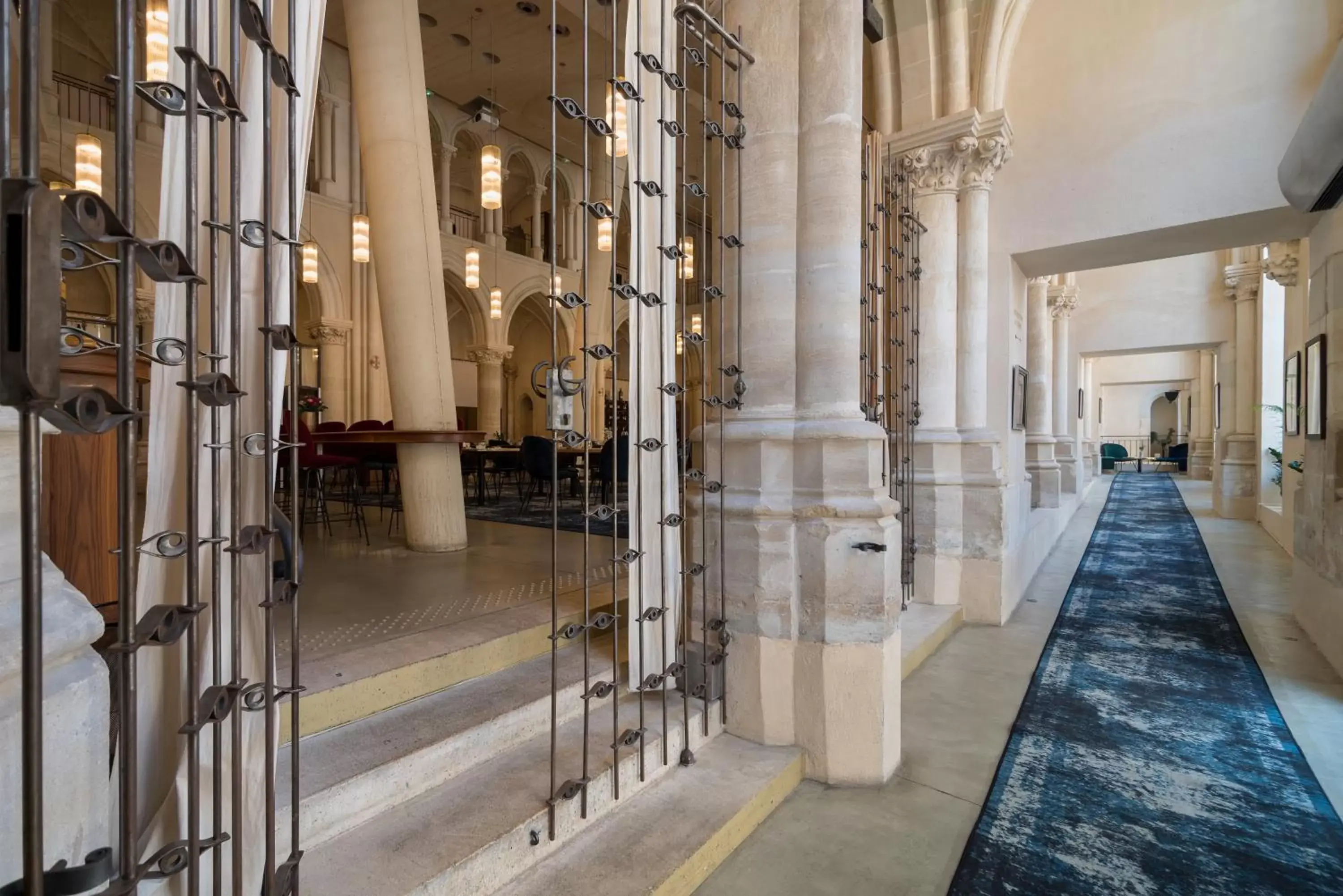 Lobby or reception in Mercure Poitiers Centre