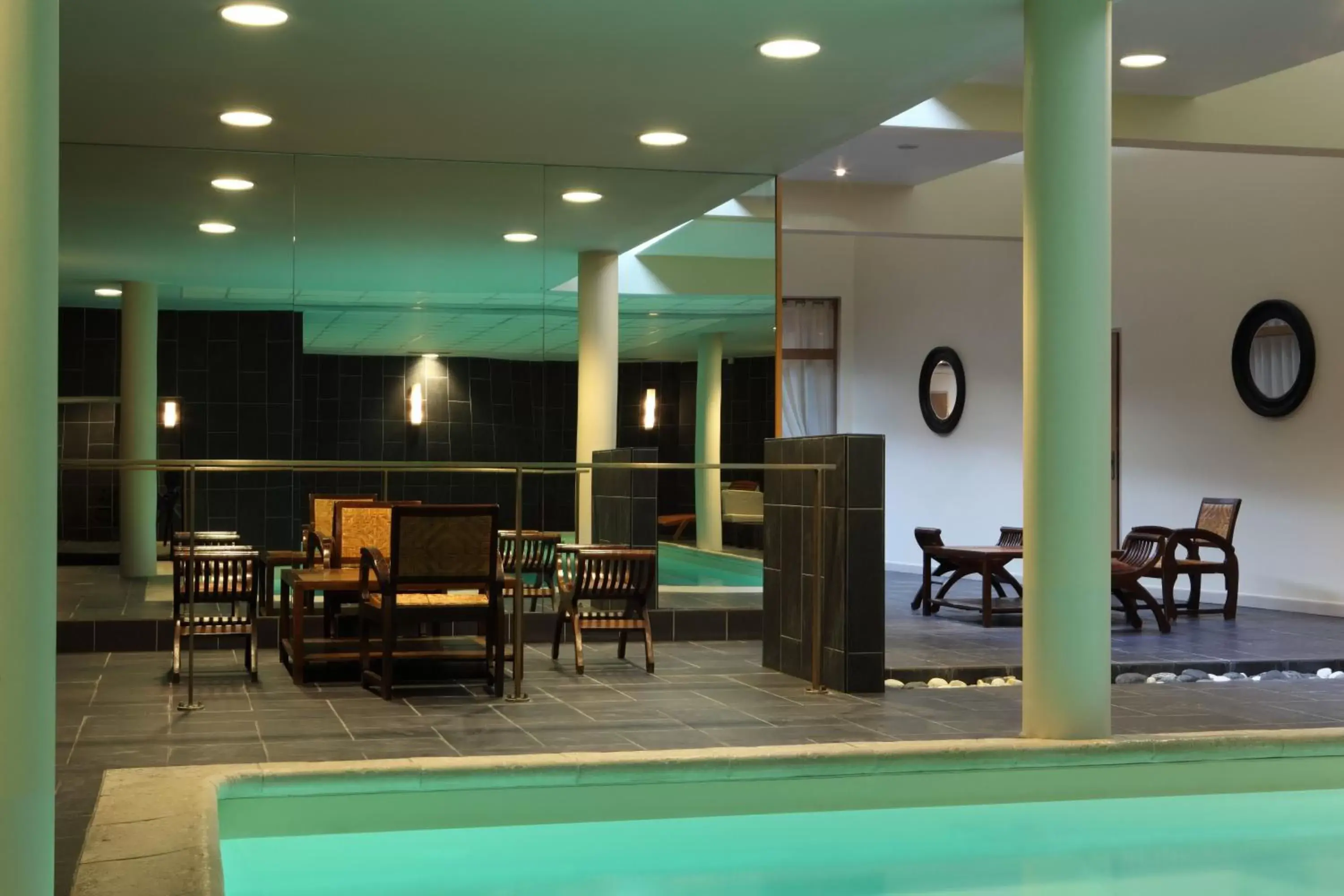 Swimming pool, Restaurant/Places to Eat in Amiral Hôtel