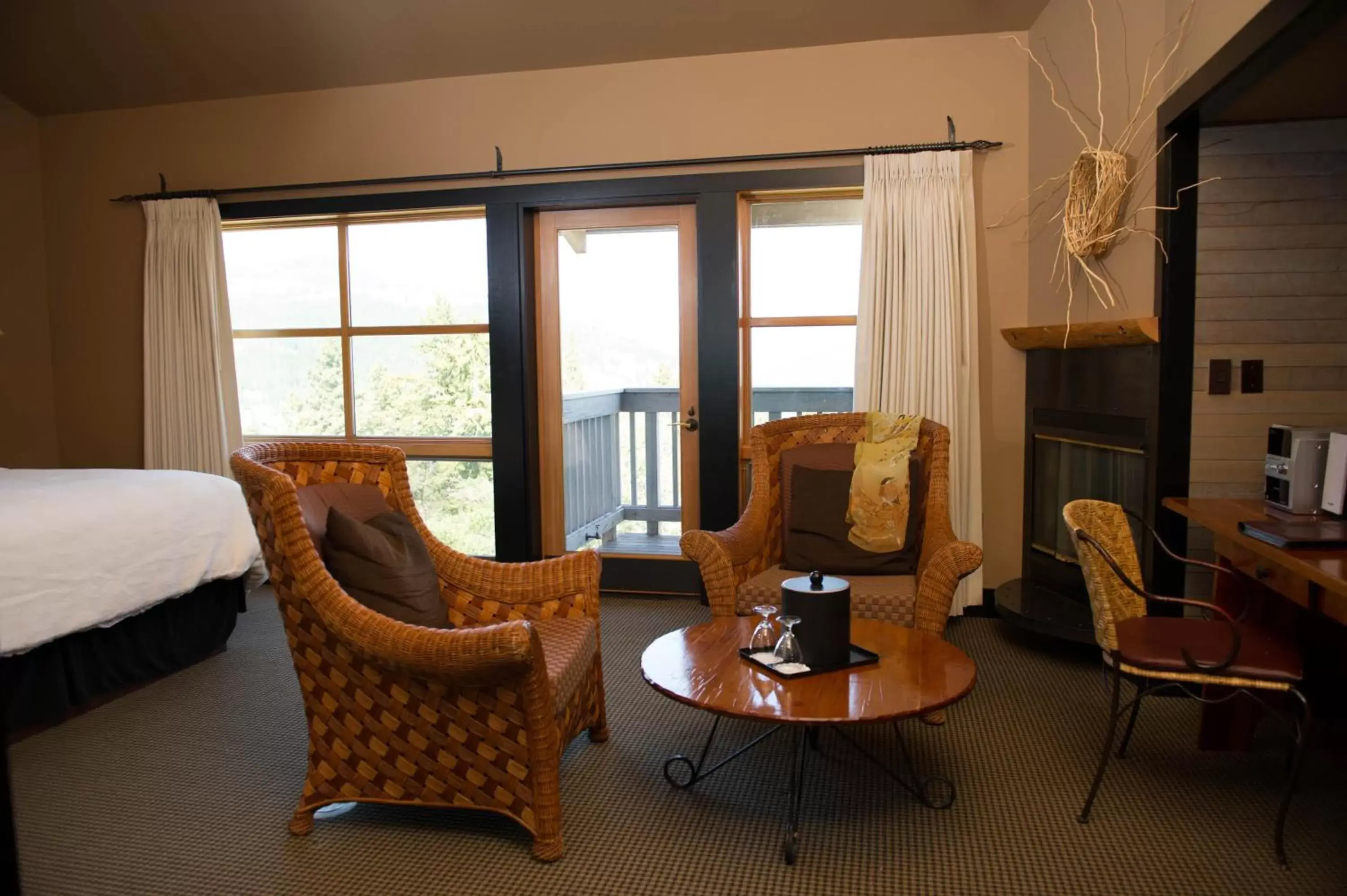 Bed, Seating Area in Sun Mountain Lodge