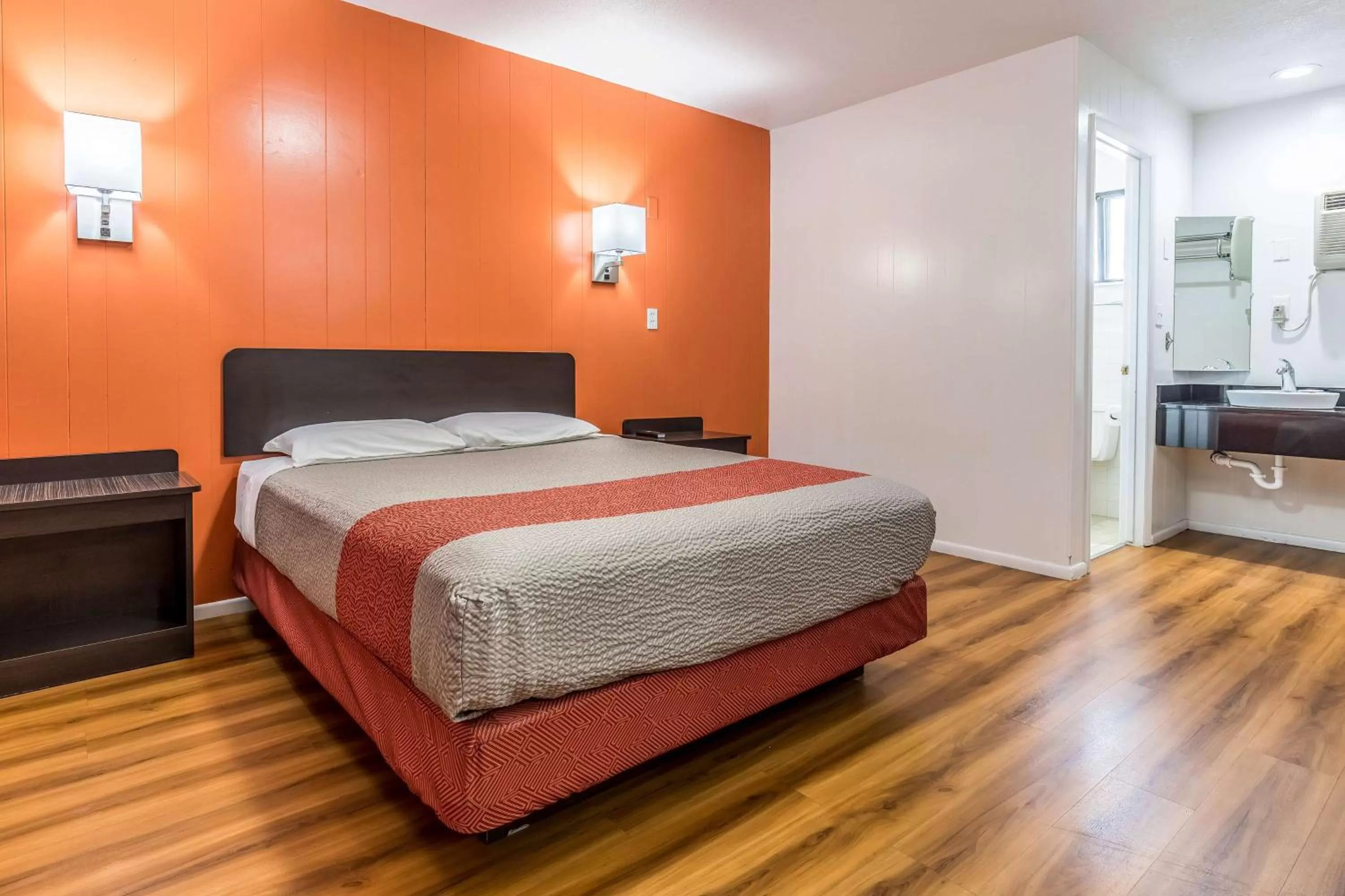 Photo of the whole room, Bed in Motel 6 Tremonton, Utah