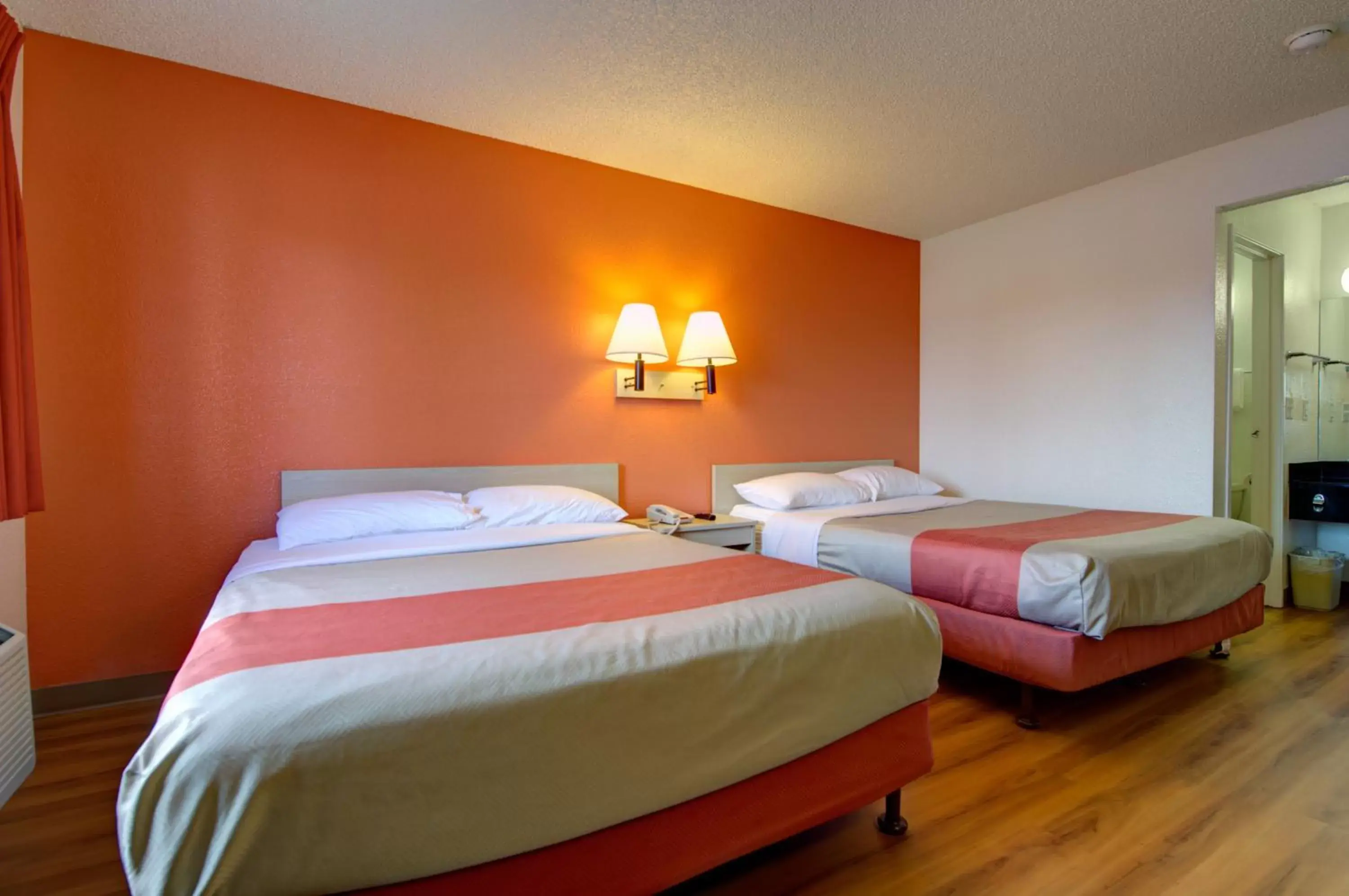 Photo of the whole room, Bed in Motel 6-Seattle, WA - Airport